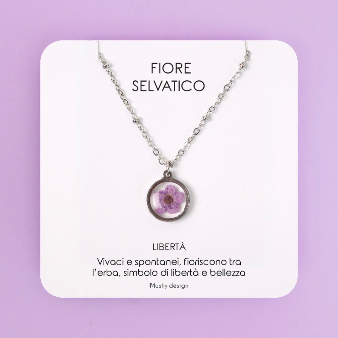 Collana in acciaio inossidabile e ciondolo in resina con fiore selvatico viola