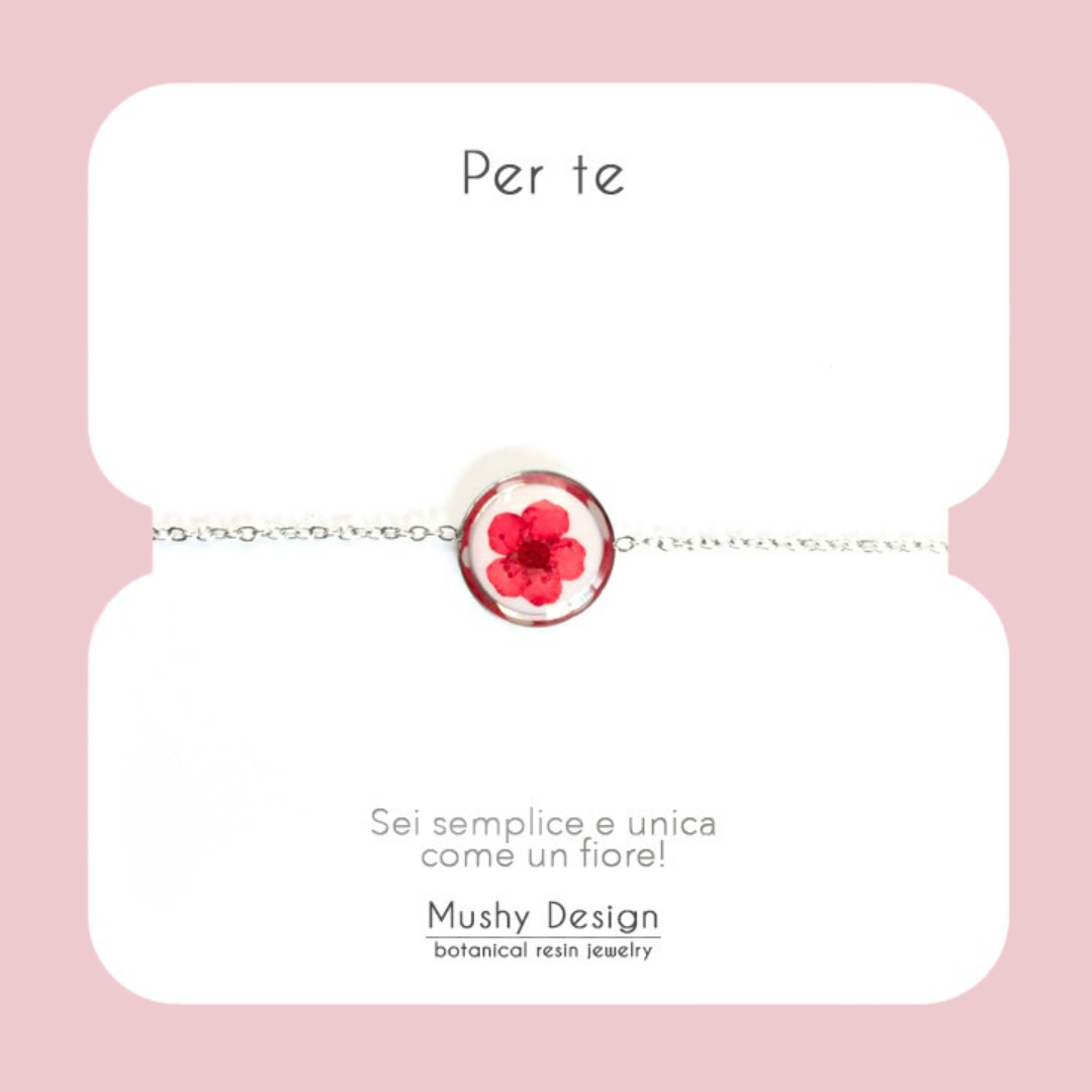 Bracciale in acciaio inossidabile con ciondolo in resina e fiore selvatico rosso con sfondo bianco