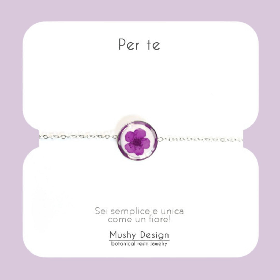 Bracciale in acciaio inossidabile con ciondolo in resina e fiore selvatico viola con sfondo bianco