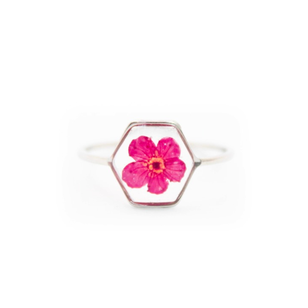 Anello in acciaio inox e fiore selvatico fucsia intersecato nella resina