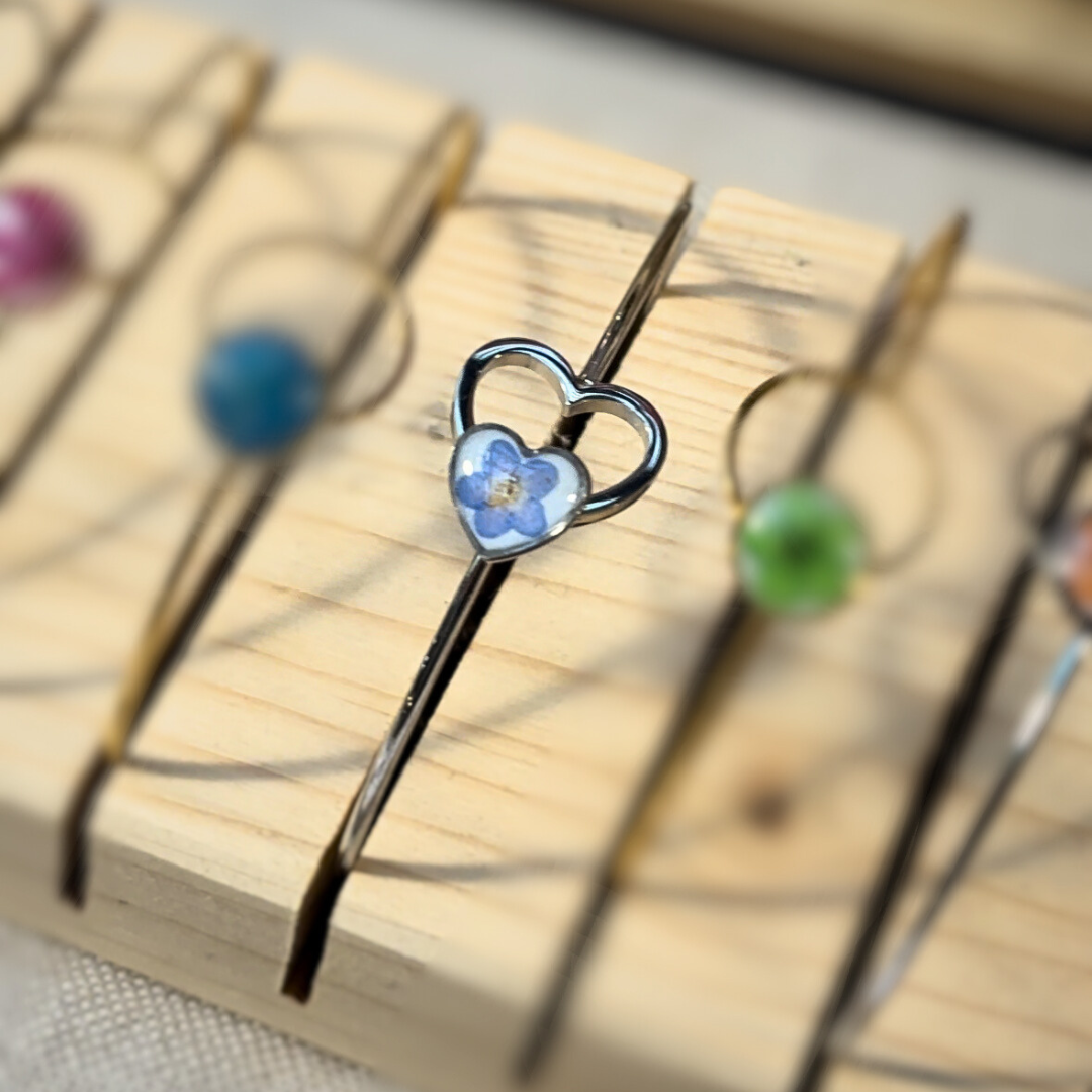 Bracciale rigido cuore in acciaio inox Nontiscordardimé sotto resina - collezione ABBRACCIAMI