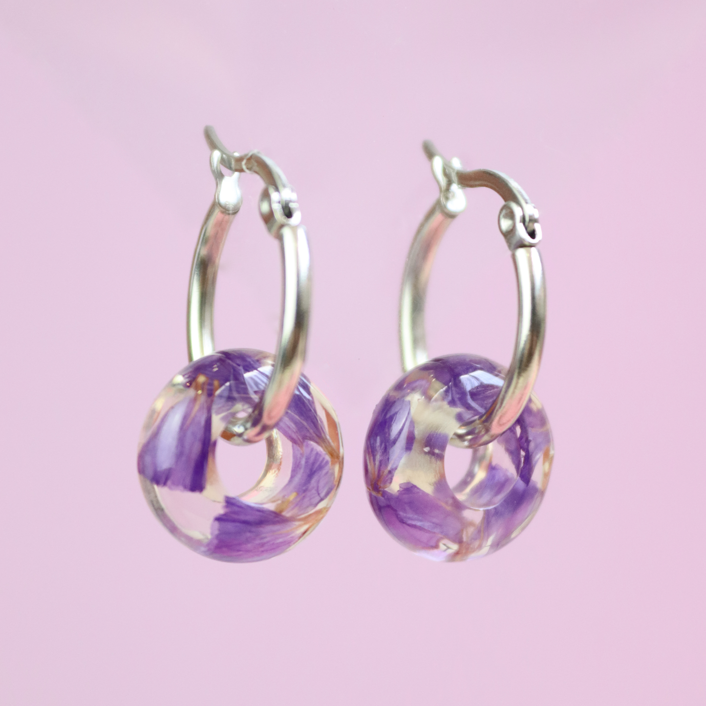 Paio di orecchini BLOOM in acciaio inossidabile e resina con Statice viola