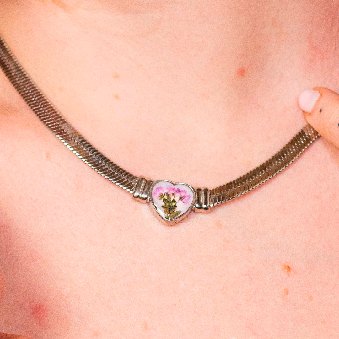 Collana girocollo cuore in Resina con Fiore vero - PEZZO UNICO