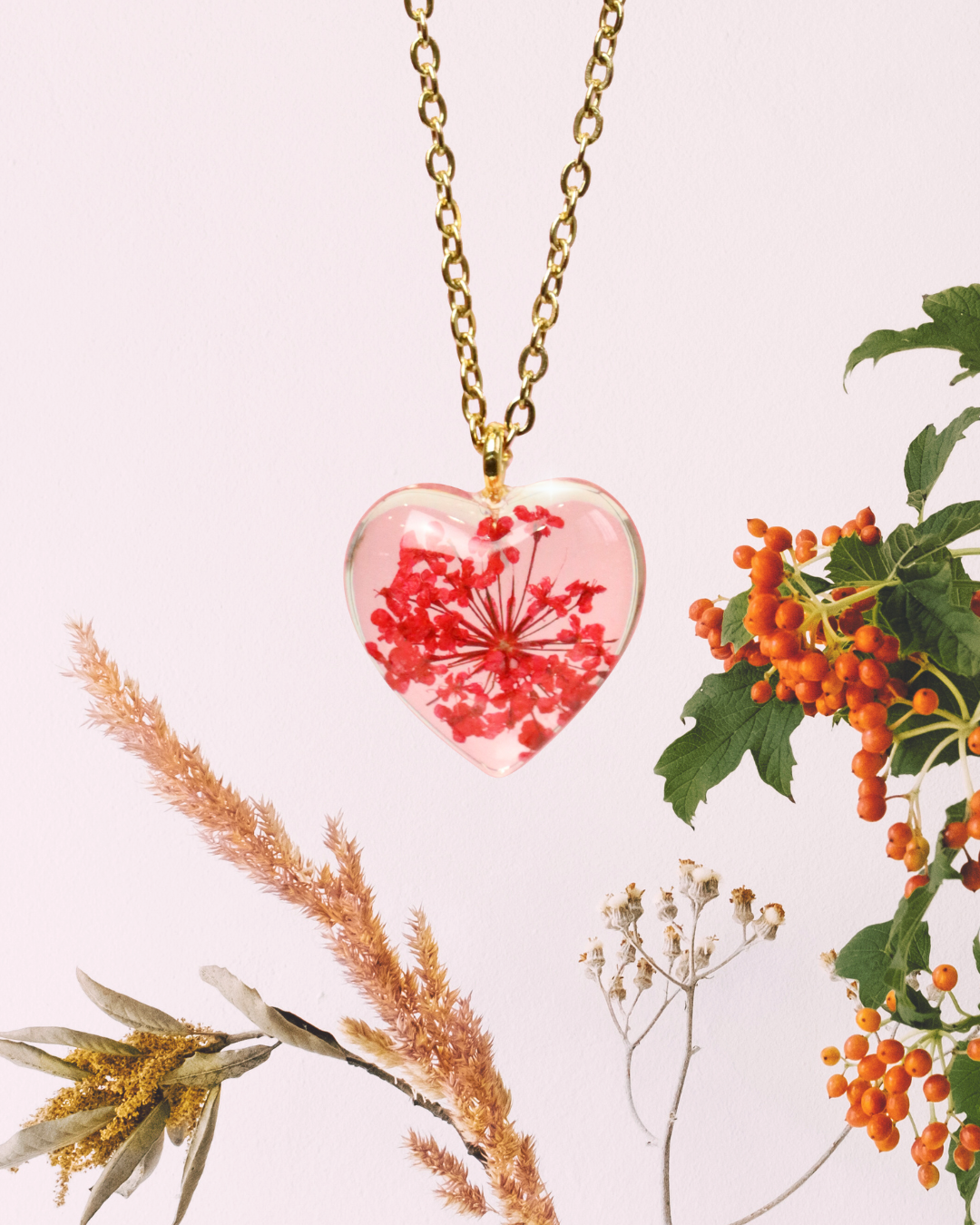 Collana cuore in resina con fiore Pizzo della regina Anna rosso e montatura in acciaio inox