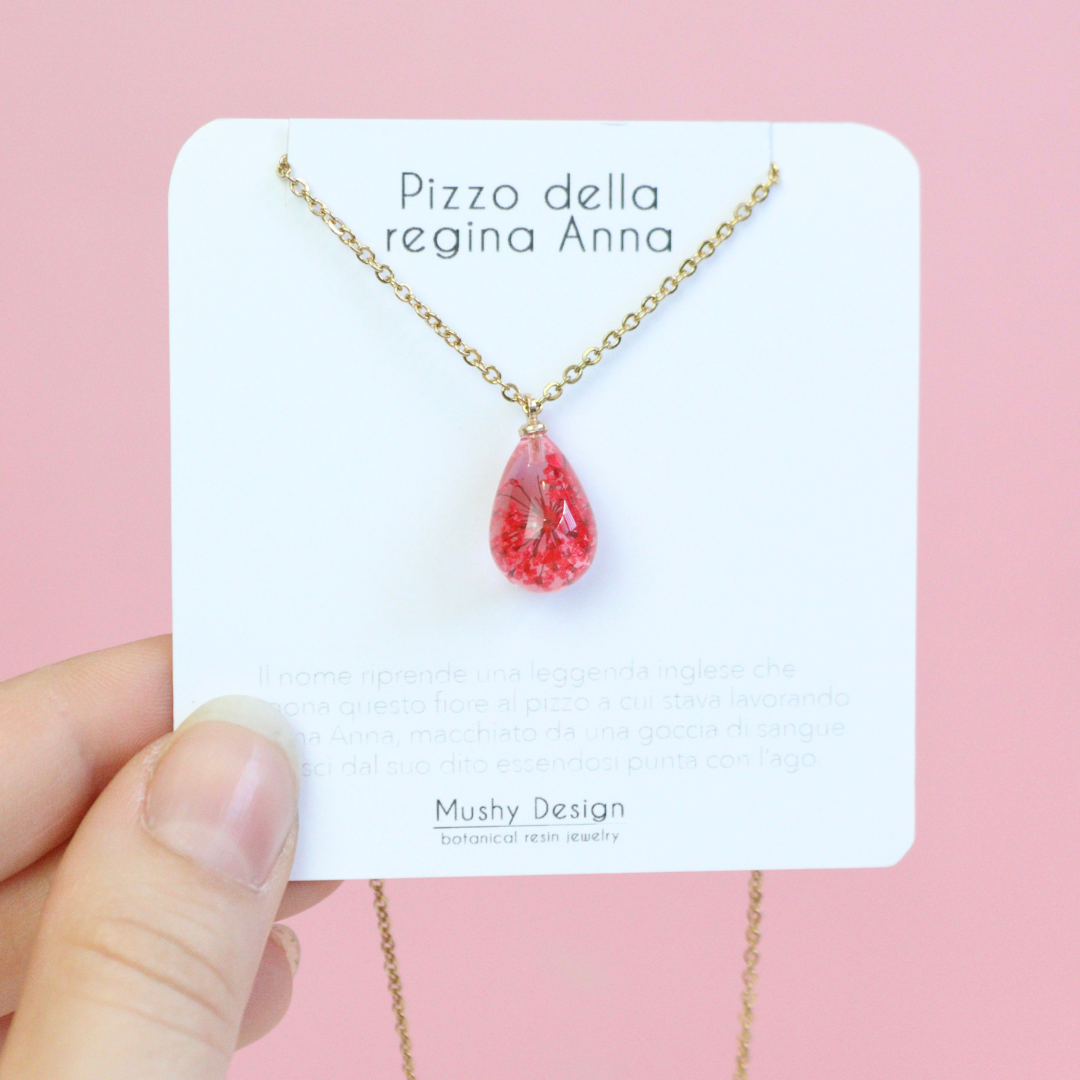 Collana RUGIADA in acciaio inossidabile e ciondolo in resina con Pizzo della Regina Anna rosso