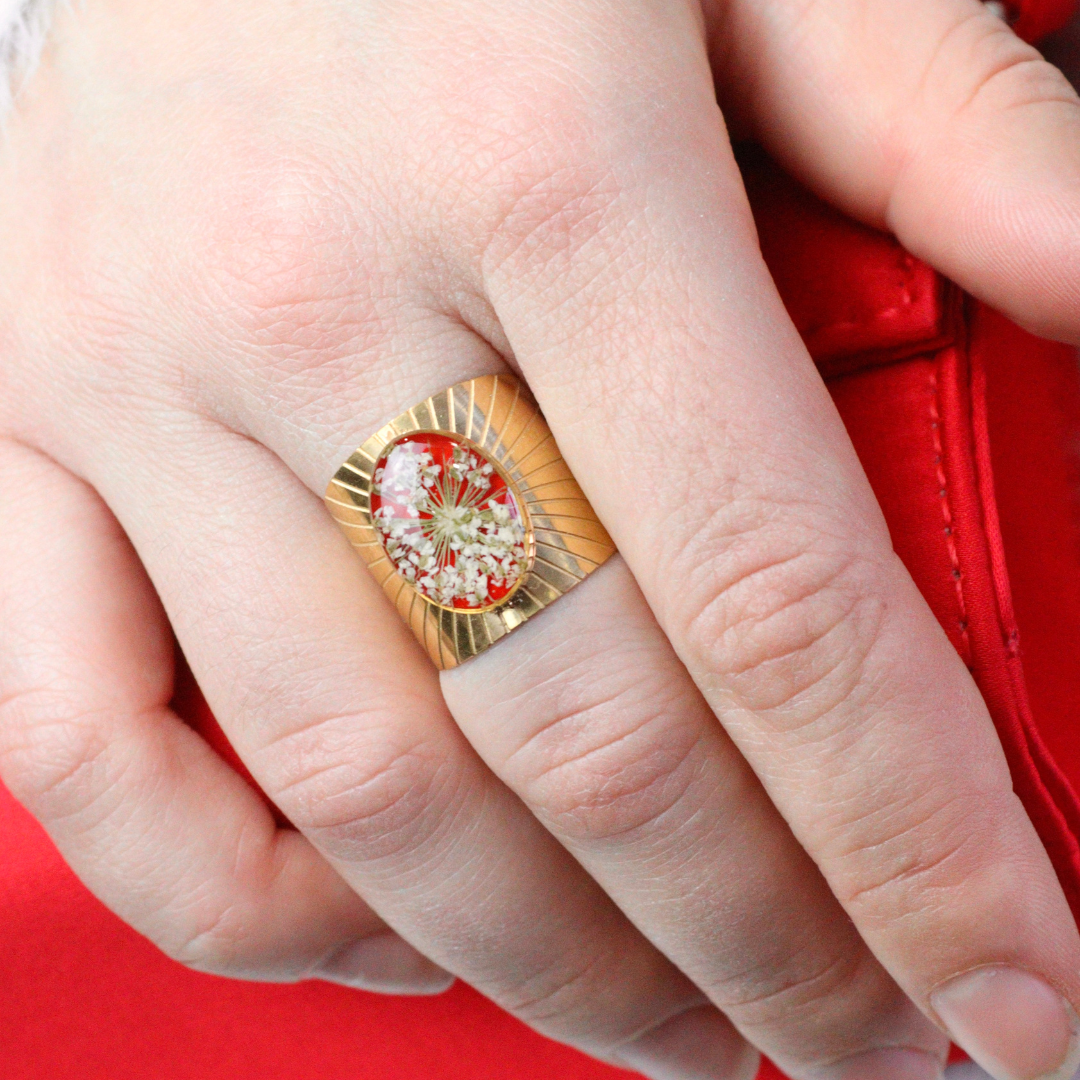 Anello regolabile in acciaio inox e Pizzo della regina Anna bianco inglobato nella resina