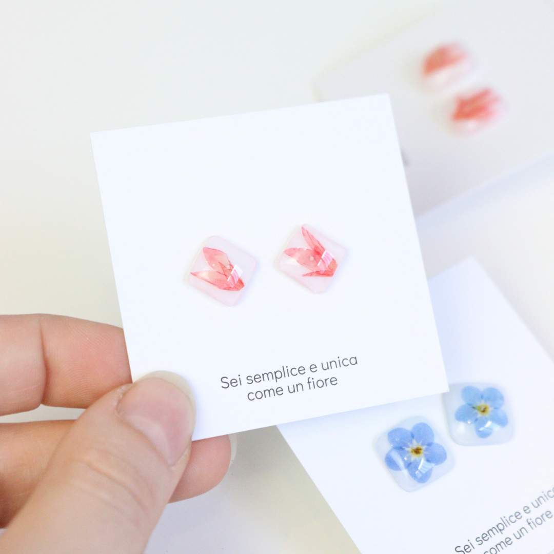Orecchini a lobo quadrati con Fiordaliso intersecato nella resina