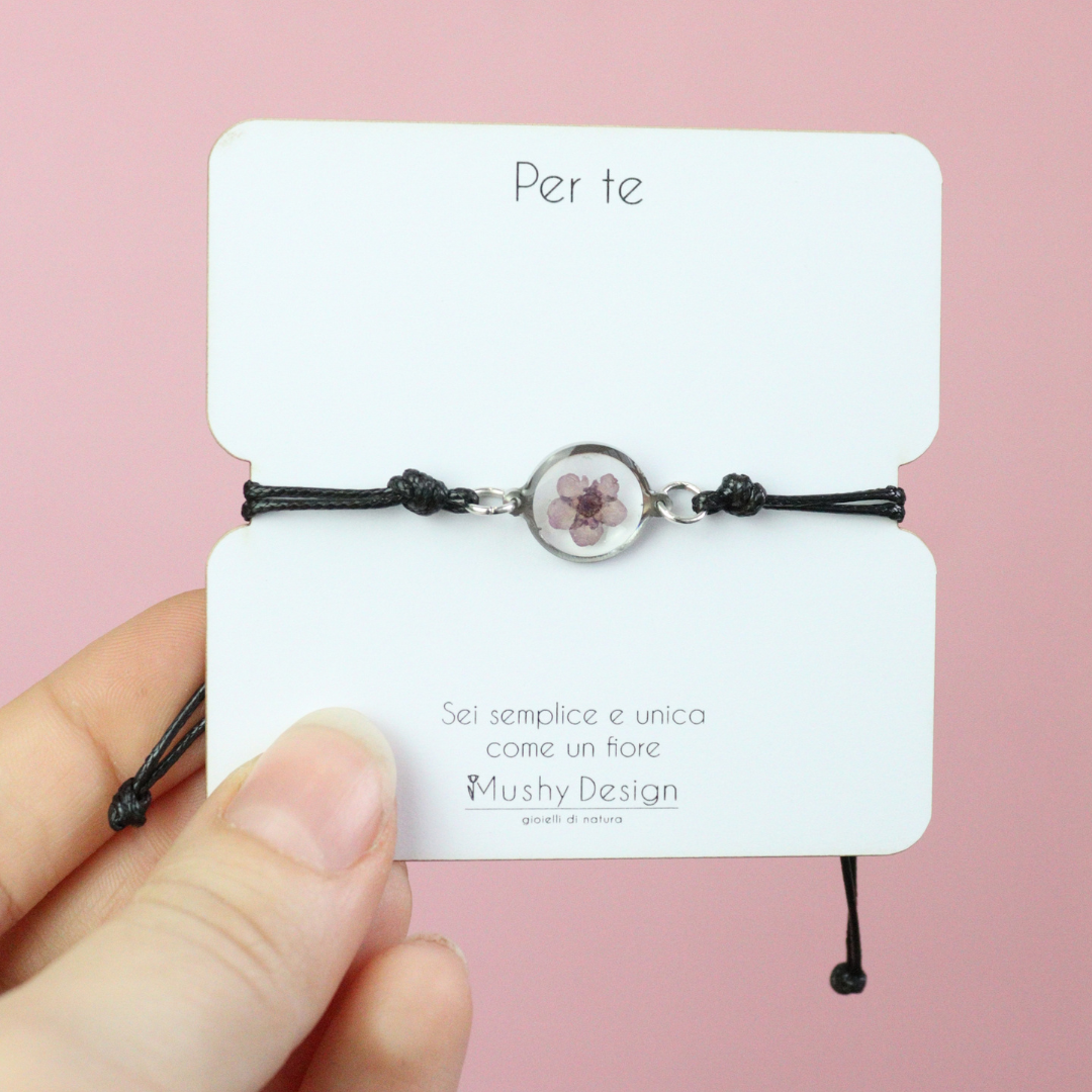 Bracciale regolabile in cordoncino e ciondolo in acciaio inox con fiore selvatico viola intersecata nella resina