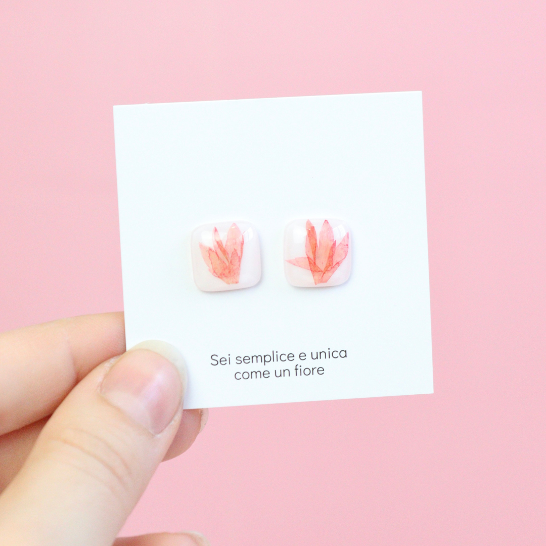 Orecchini a lobo quadrati con Fiordaliso intersecato nella resina