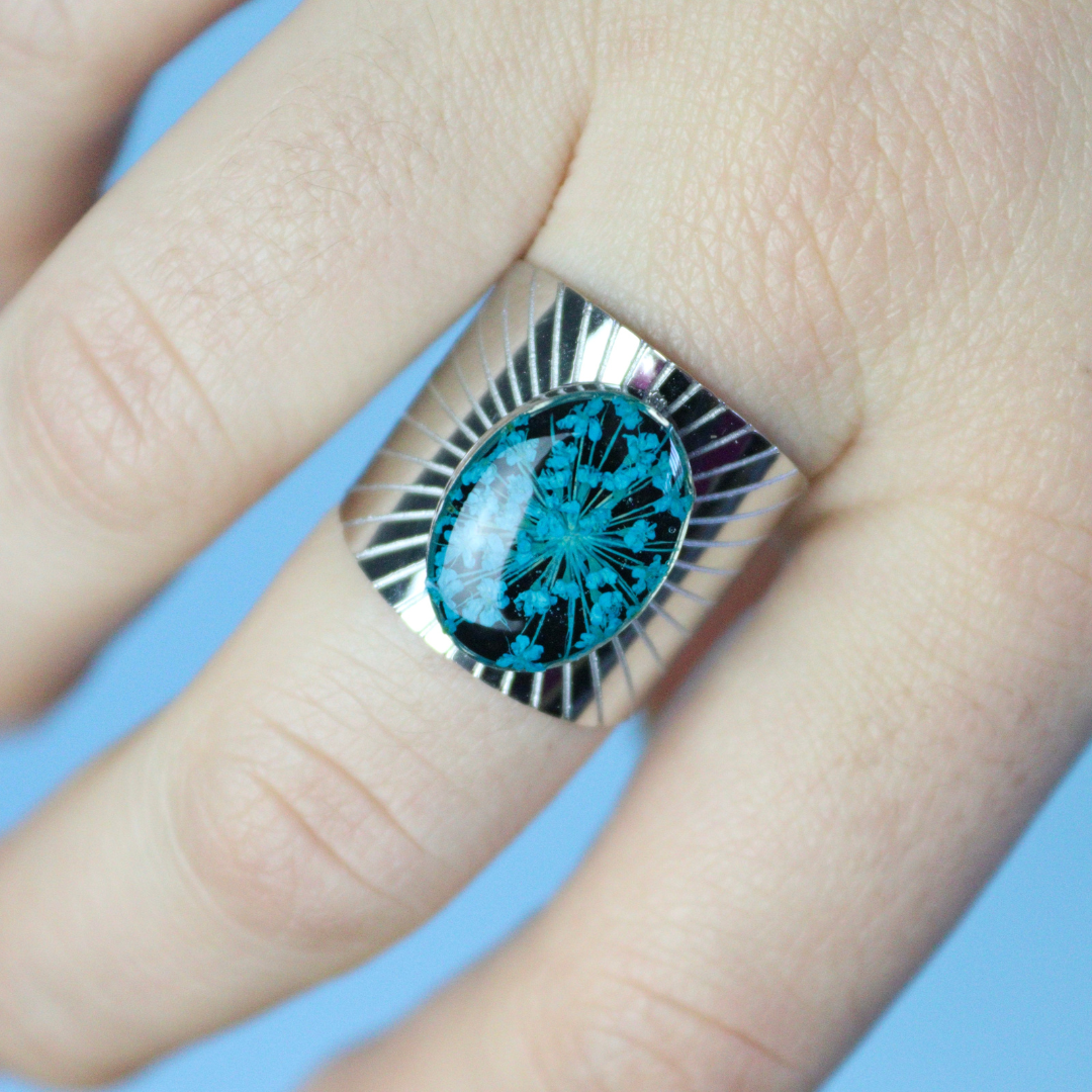 Anello regolabile in acciaio inox e Pizzo della regina Anna bianco inglobato nella resina