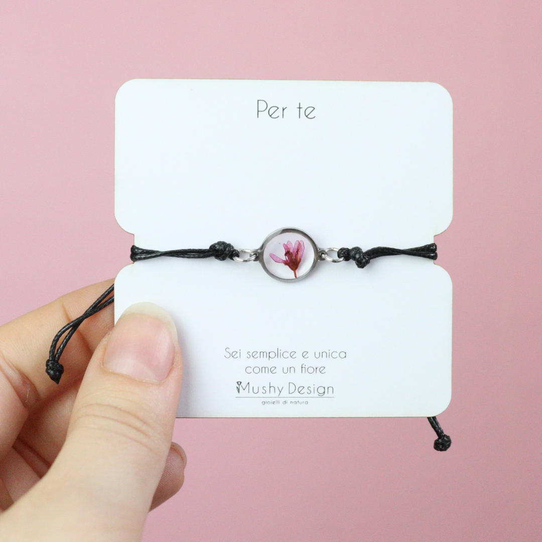 Bracciale regolabile in cordoncino e ciondolo in acciaio inox con Lysamachia intersecata nella resina