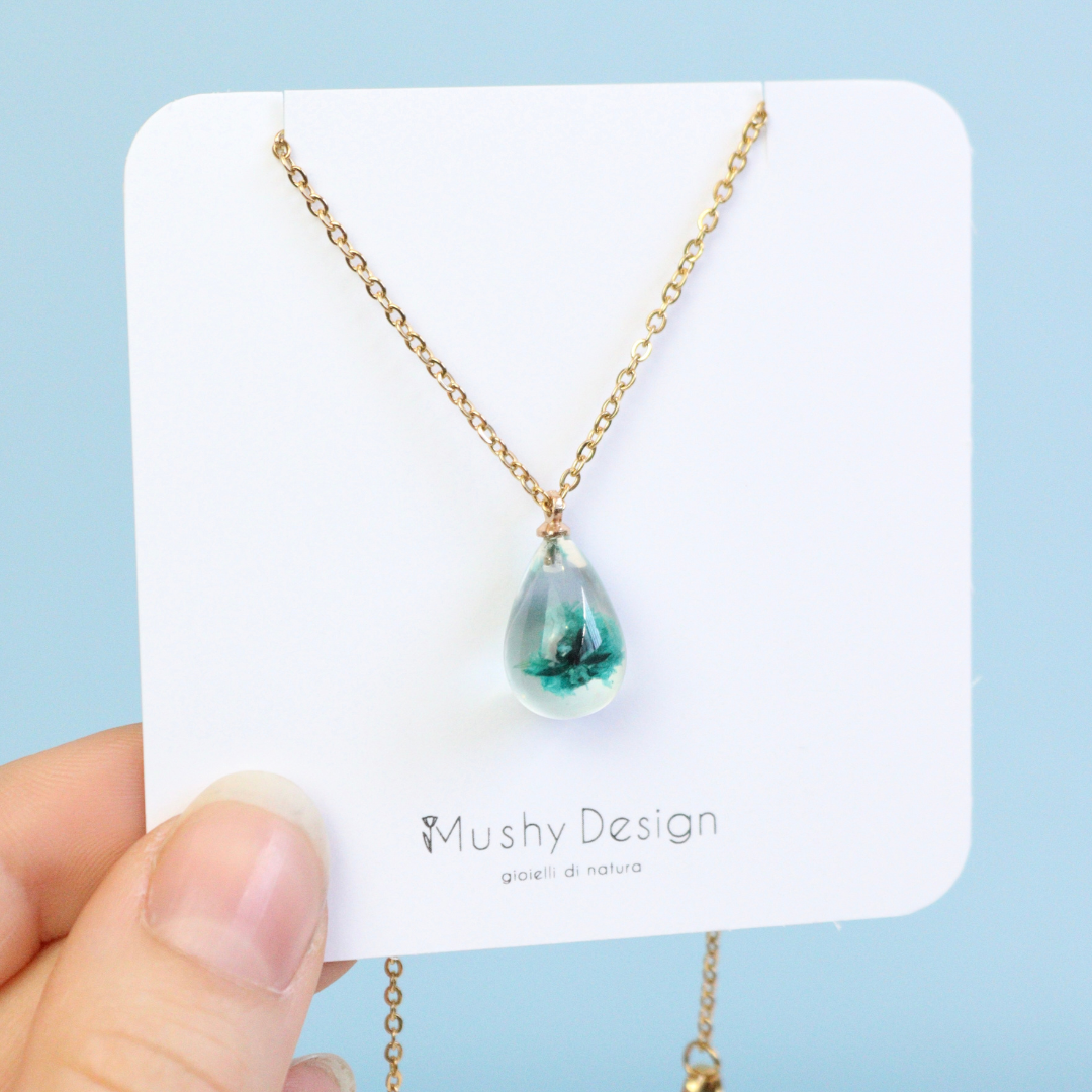 Collana RUGIADA in acciaio inossidabile e ciondolo in resina con Gypsophila verde