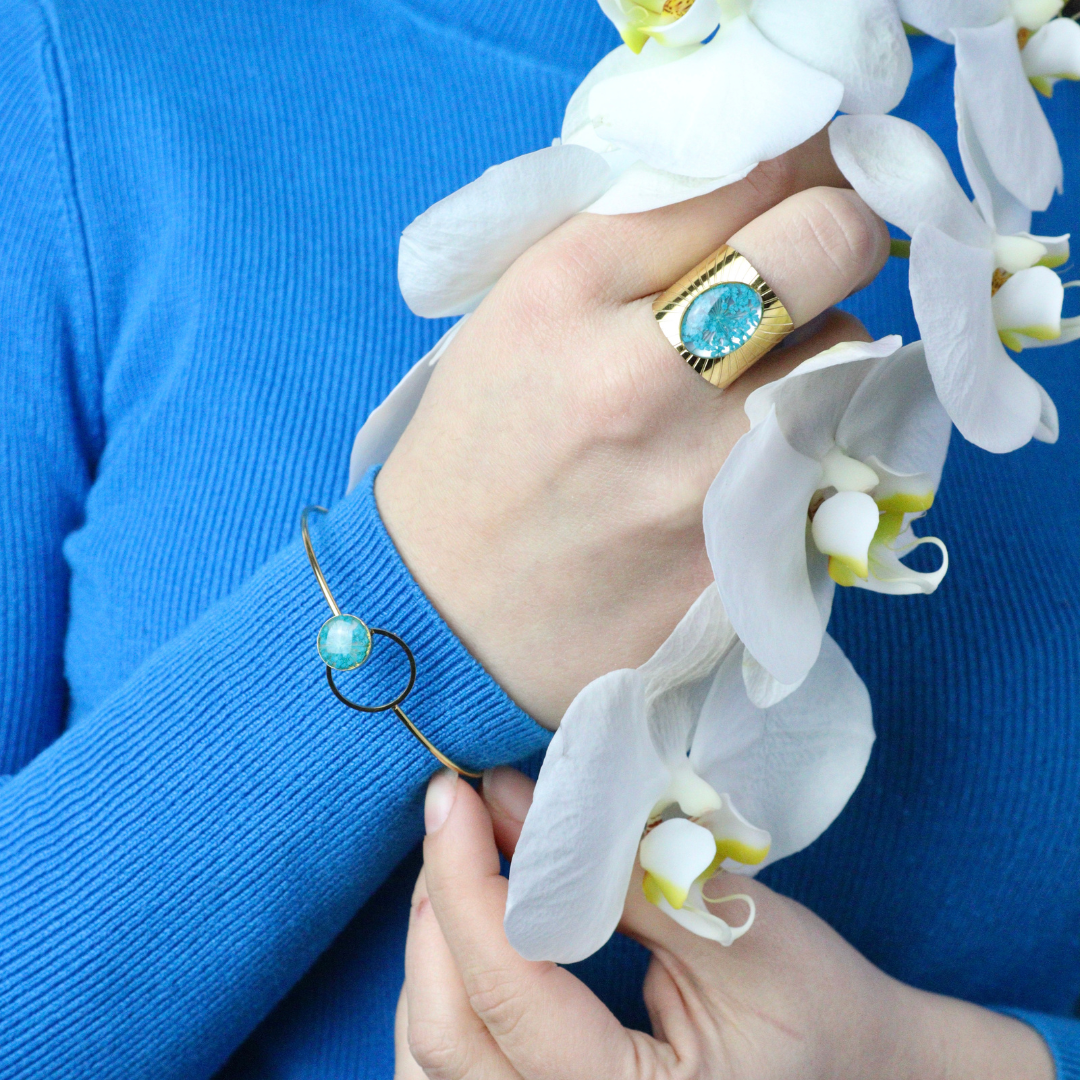Anello regolabile in acciaio inox e Pizzo della regina Anna turchese inglobato nella resina