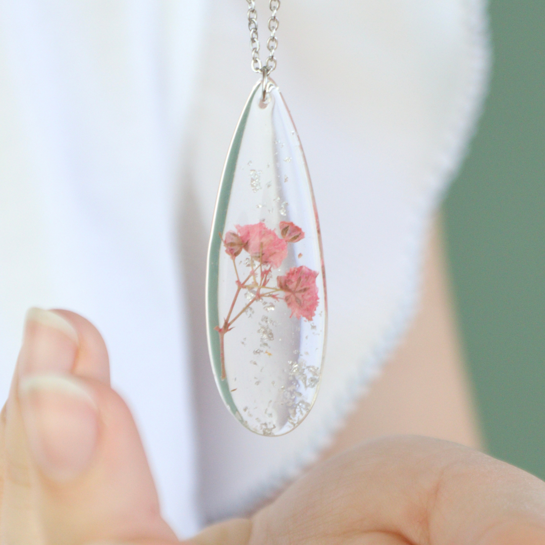 Collana goccia in acciaio inossidabile e ciondolo in resina con Gypsophila rosa