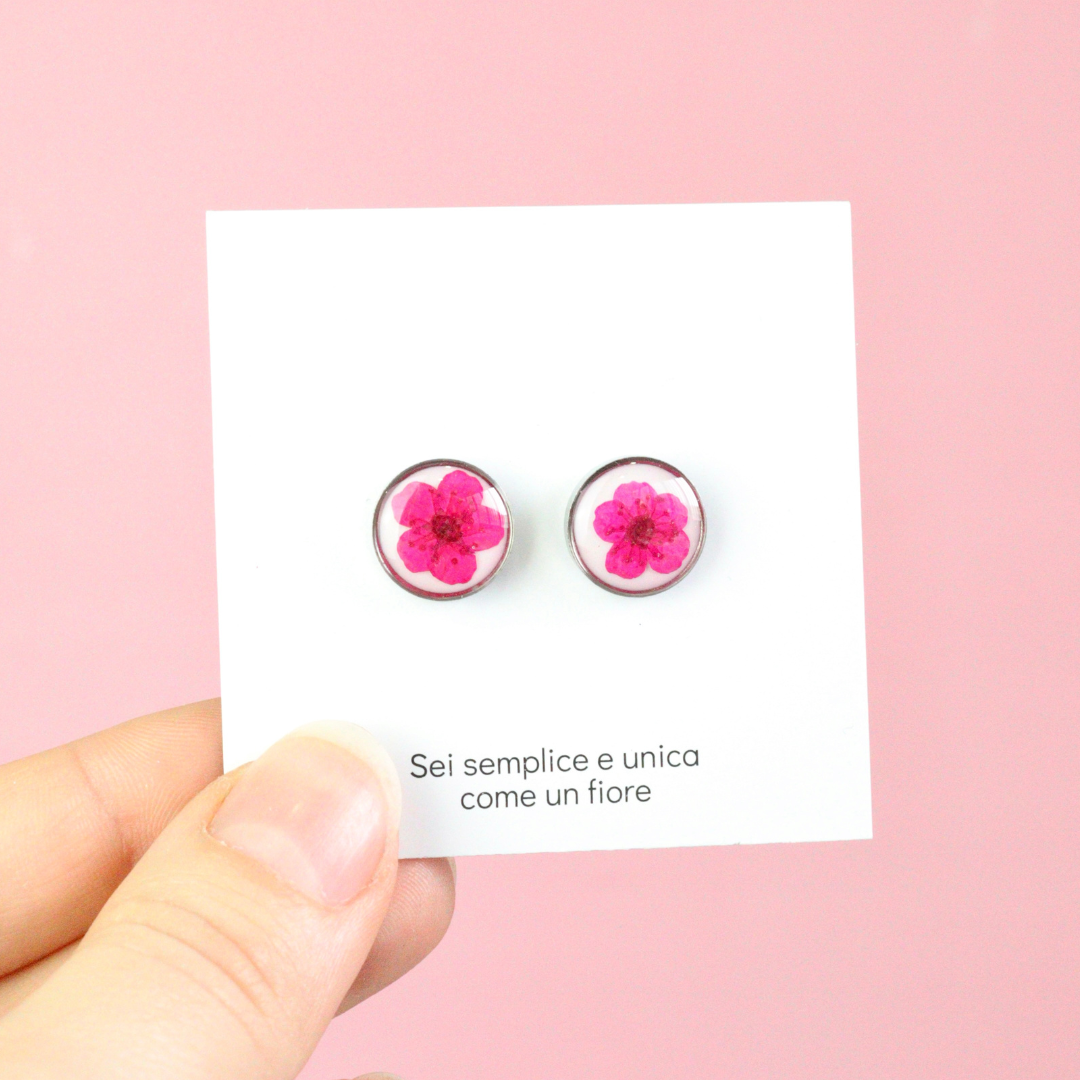 Paio di orecchini a lobo in acciaio inossidabile con fiore selvatico fucsia