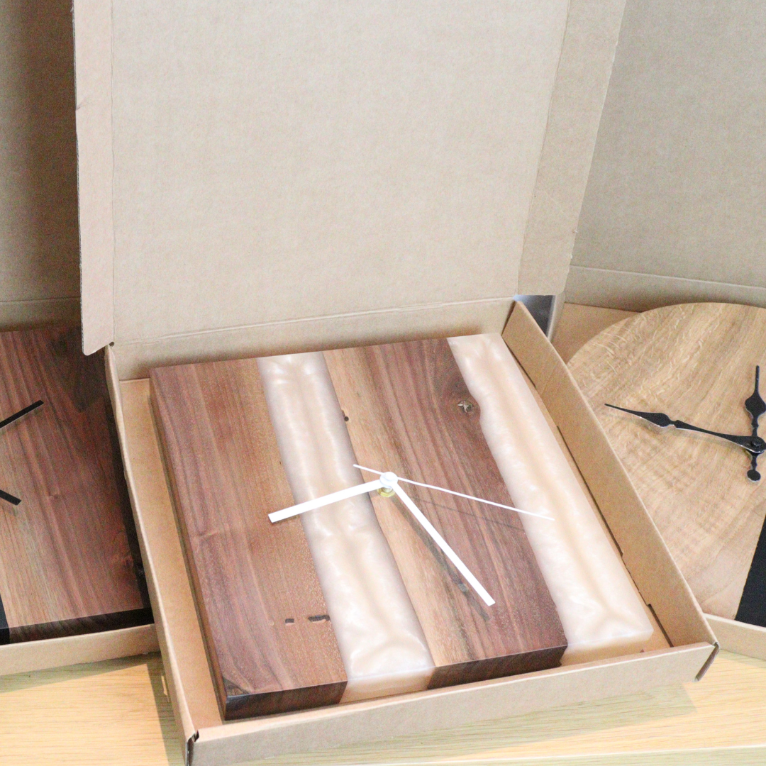 Orologio da parete in legno e resina beige perlata Ø29cm