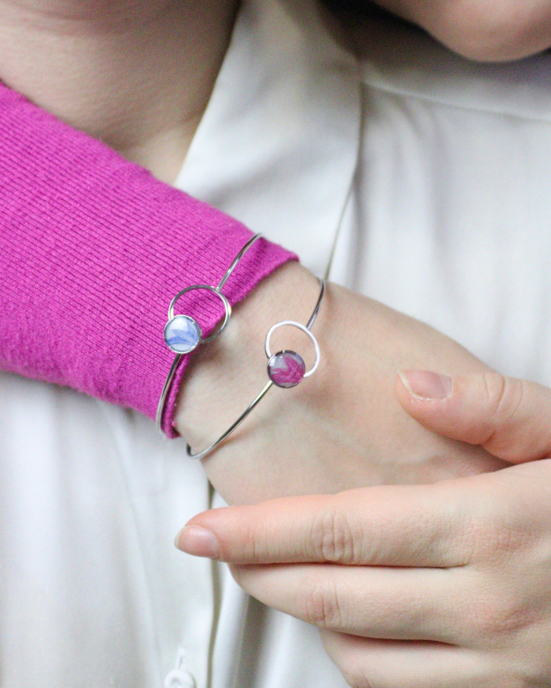 Bracciale ABBRACCIAMI in acciaio inox con resina e petalo di Fiordaliso blu