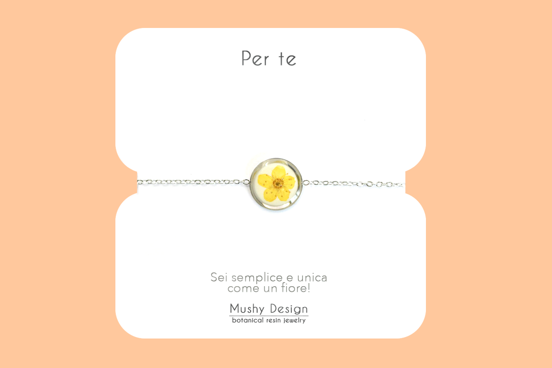 Bracciale in acciaio inossidabile con ciondolo in resina e fiore selvatico giallo con sfondo bianco