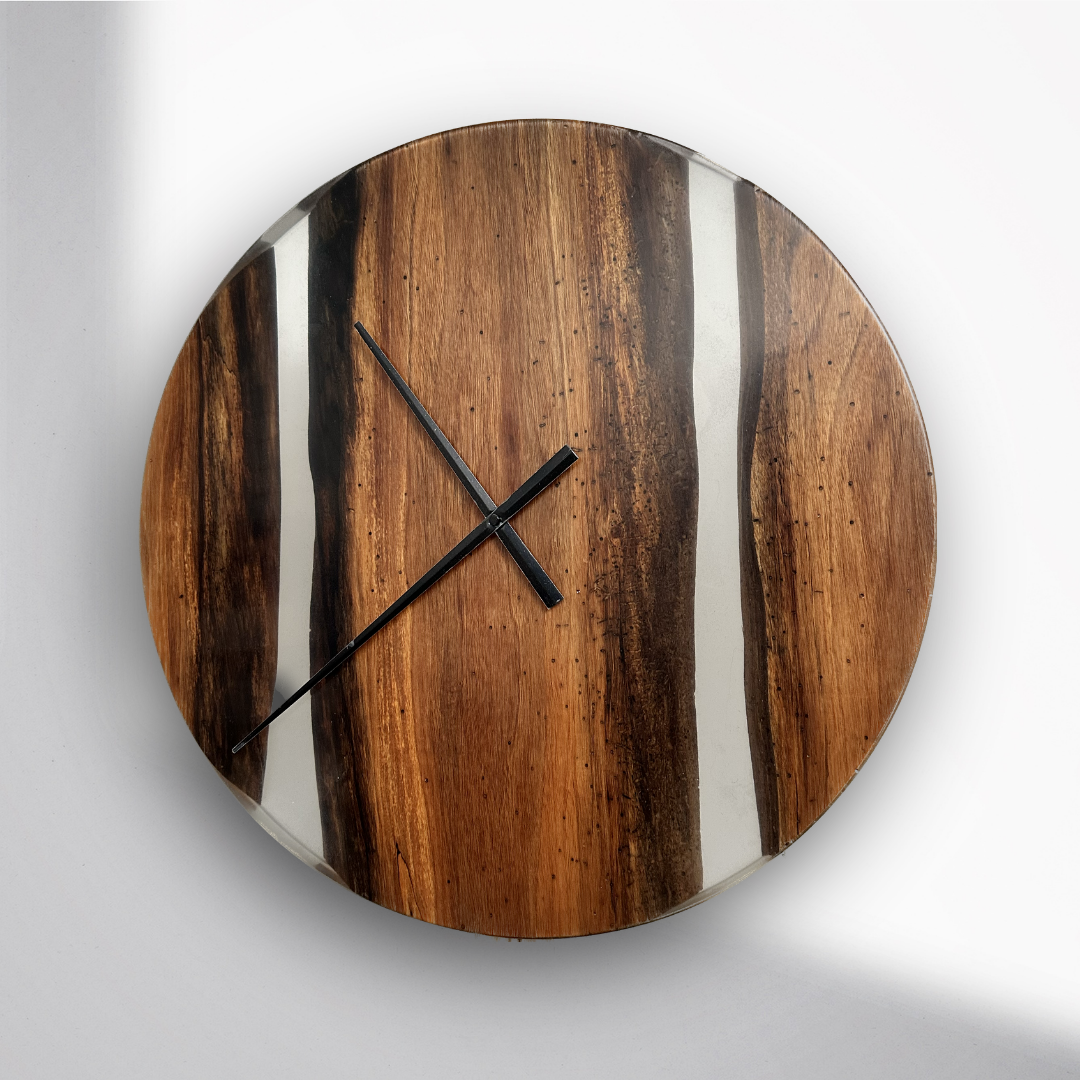 Orologio da parete in legno e resina bianca con numeri in legno –  mushydesign