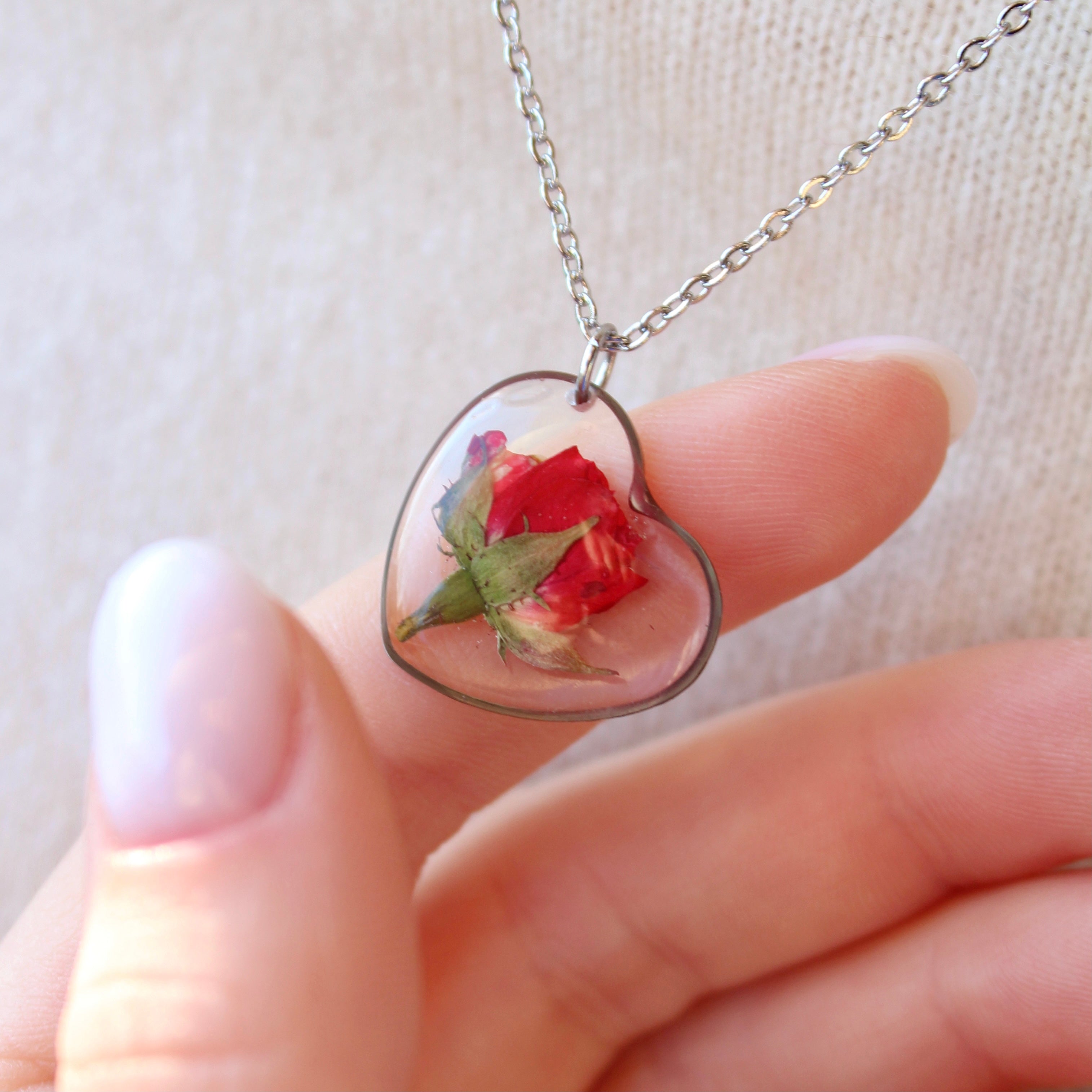 Collana in acciaio inossidabile e ciondolo cuore in resina con Rosa ro –  mushydesign