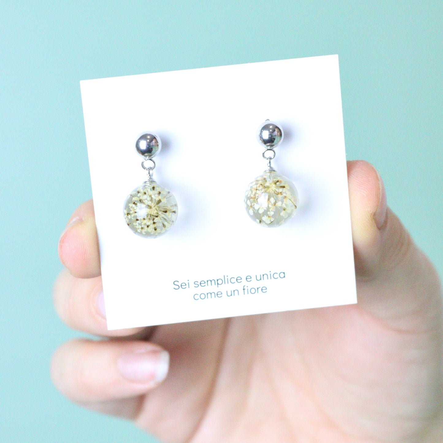 Paio di orecchini BOLLE - sfere pendenti con fiore vero Carota selvatica bianco e montatura acciaio inox