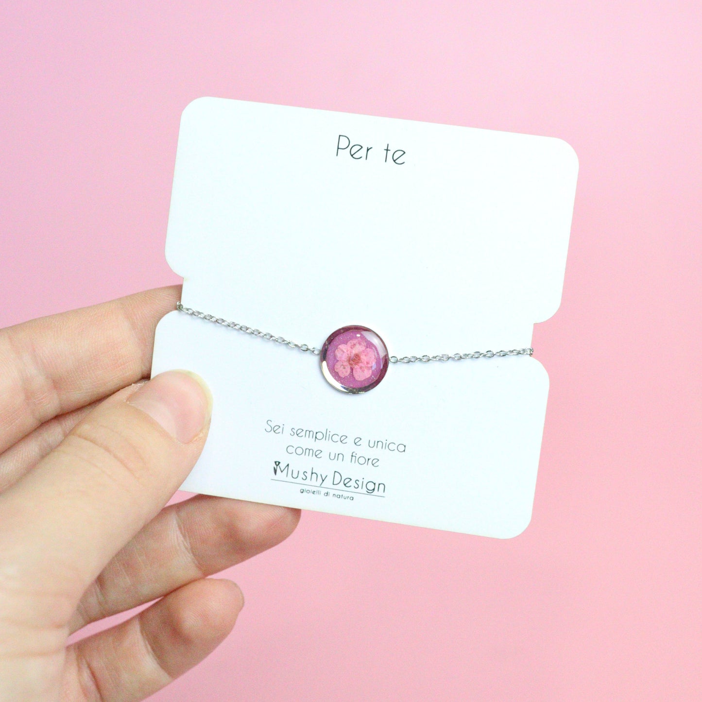 Bracciale in acciaio inossidabile con ciondolo in resina e fiore selvatico rosa con sfondo viola