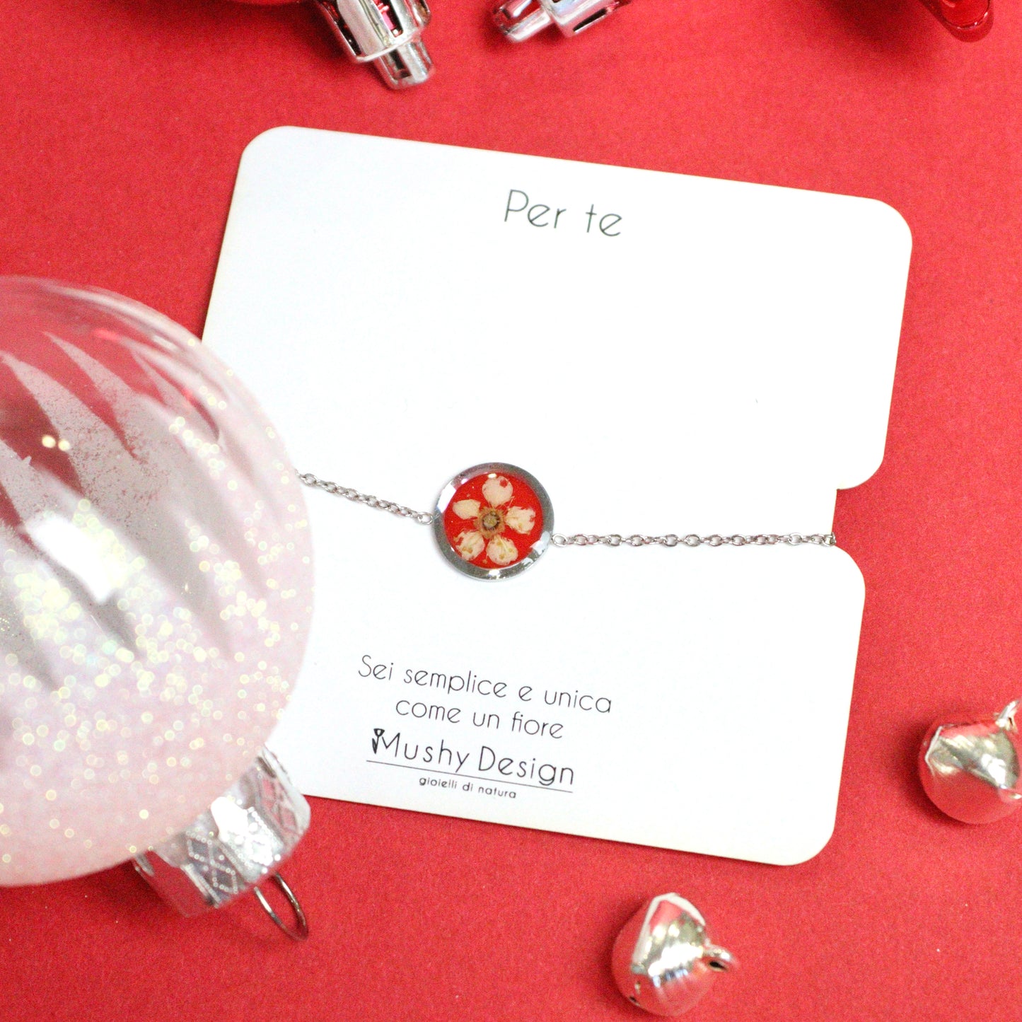 Bracciale in acciaio inossidabile con ciondolo in resina e fiore selvatico bianco con sfondo rosso