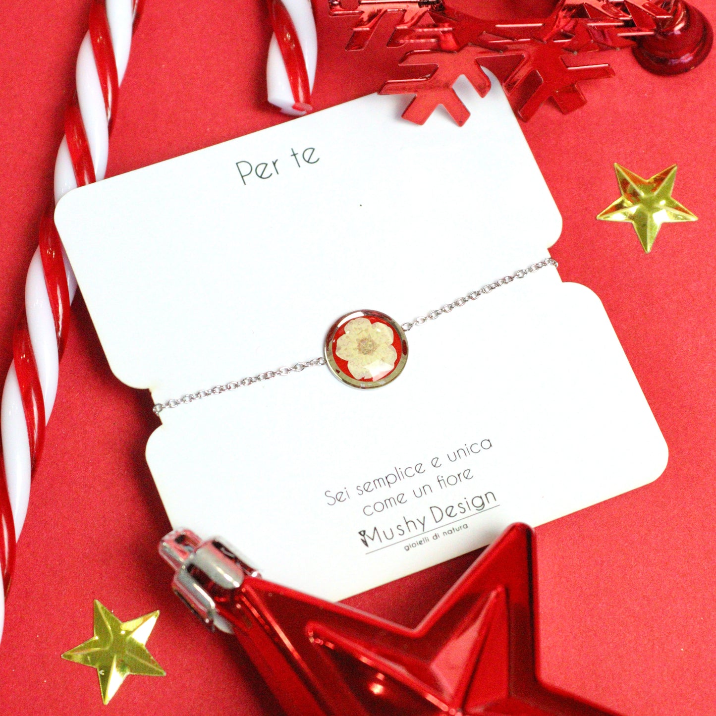 Bracciale in acciaio inossidabile con ciondolo in resina e fiore selvatico bianco con sfondo rosso