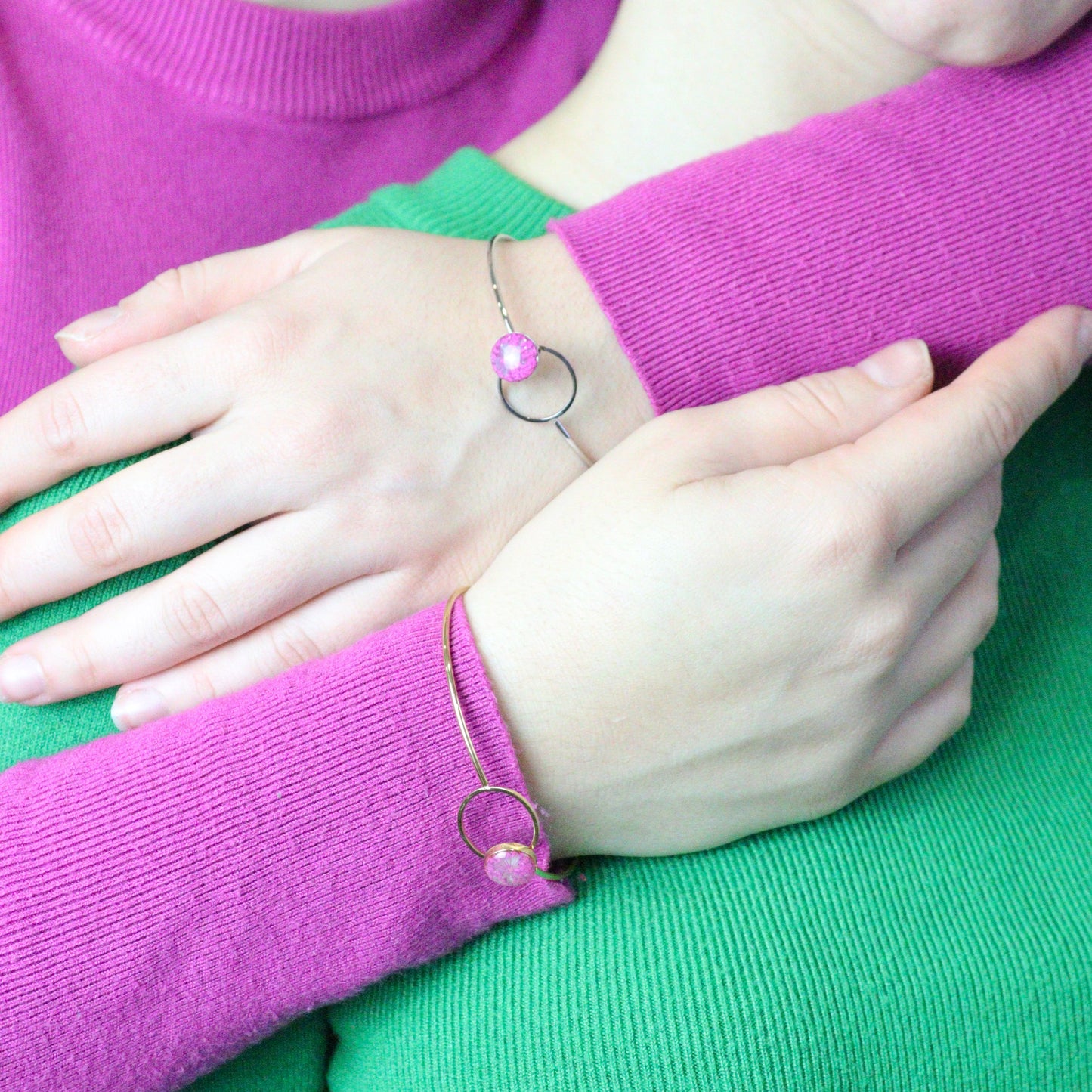 Bracciale ABBRACCIAMI in acciaio inox con resina e Pizzo della regina Anna fucsia
