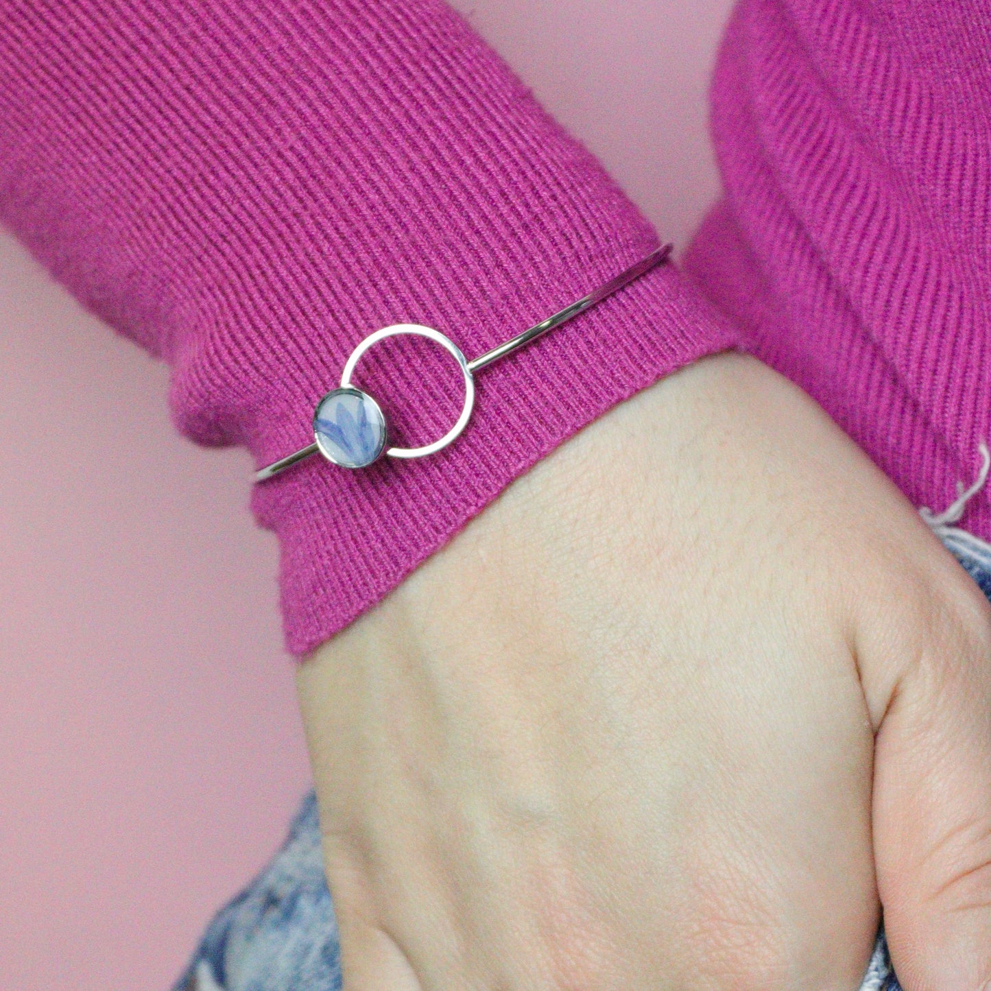 Bracciale ABBRACCIAMI in acciaio inox con resina e petalo di Fiordaliso blu