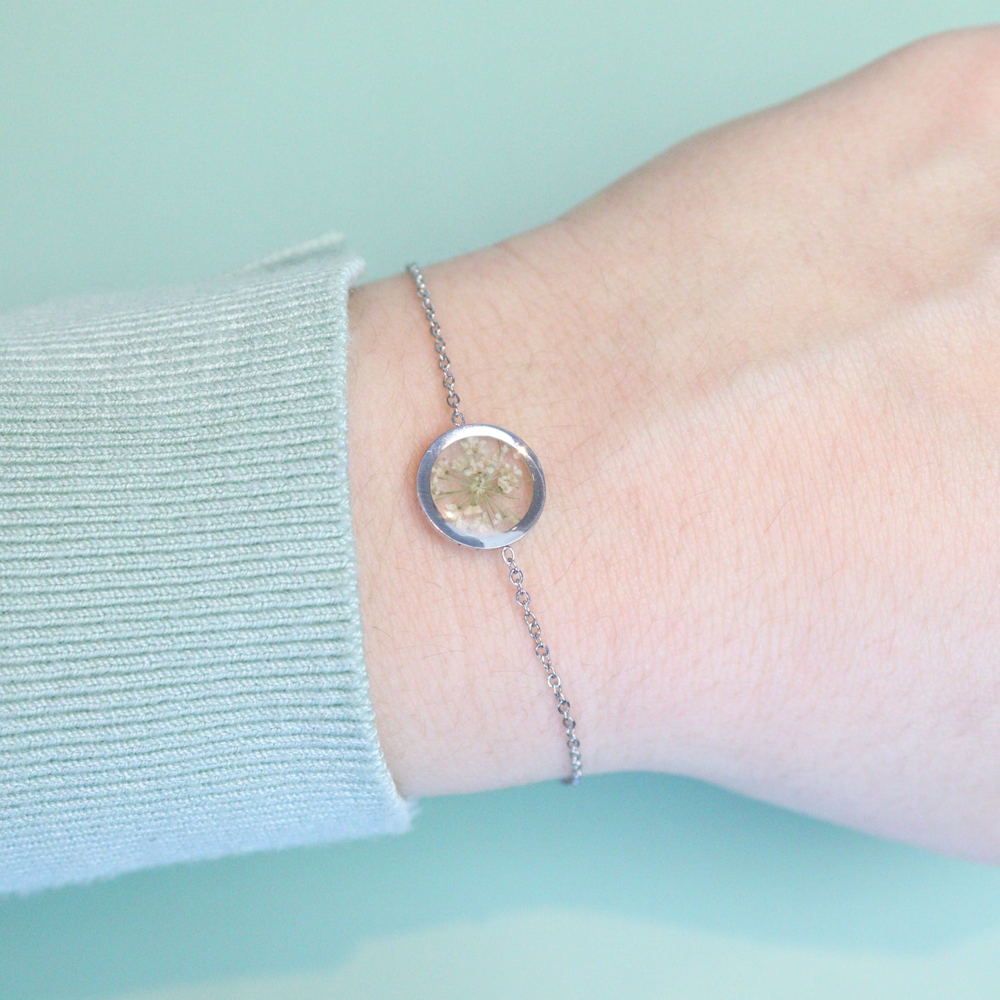 Bracciale in acciaio inox con ciondolo in resina e Pizzo della regina Anna bianco
