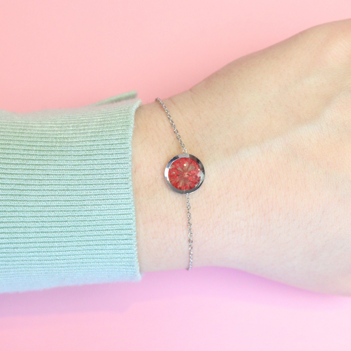 Bracciale in acciaio inox con ciondolo in resina e Pizzo della regina Anna rosso