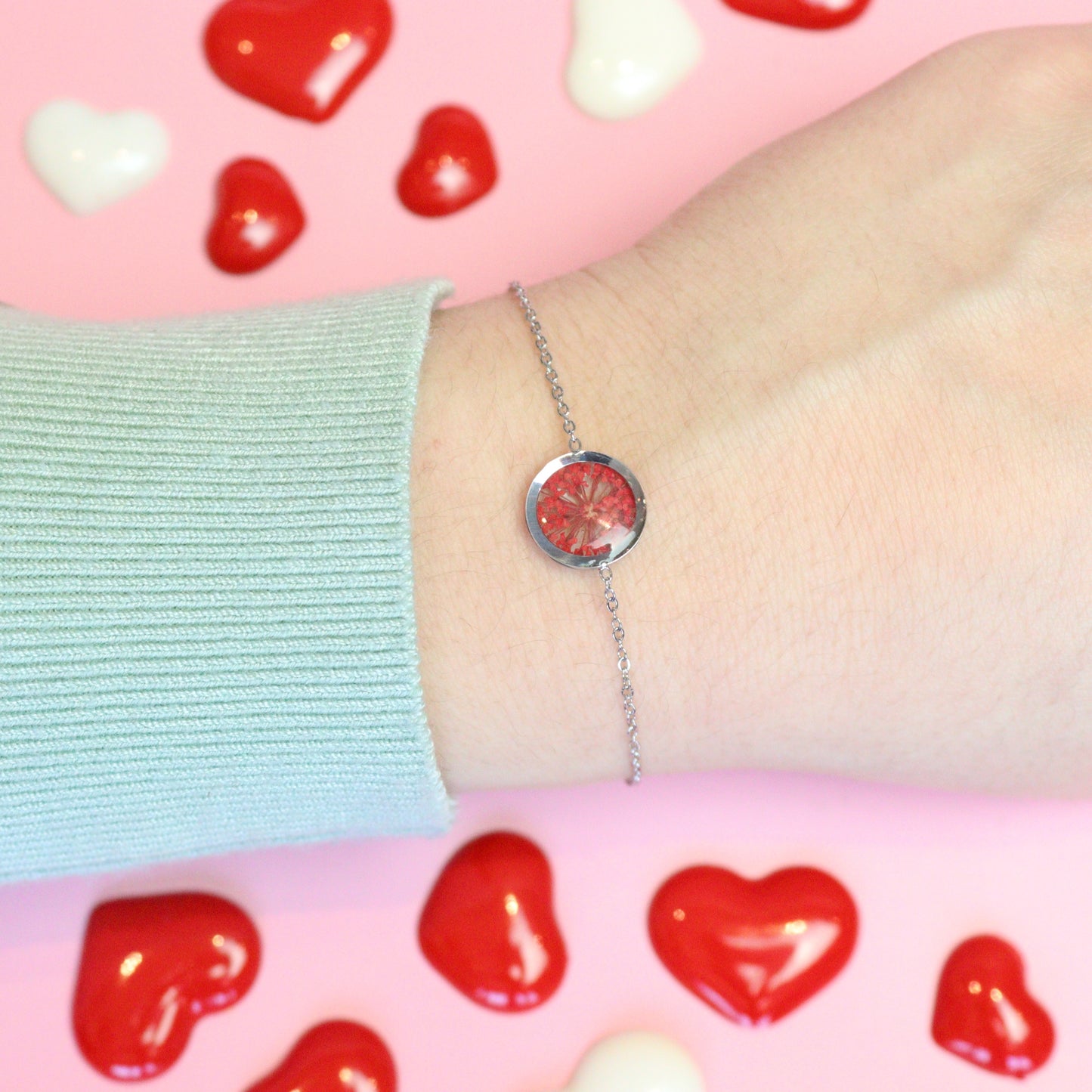 Bracciale in acciaio inox con ciondolo in resina e Pizzo della regina Anna rosso