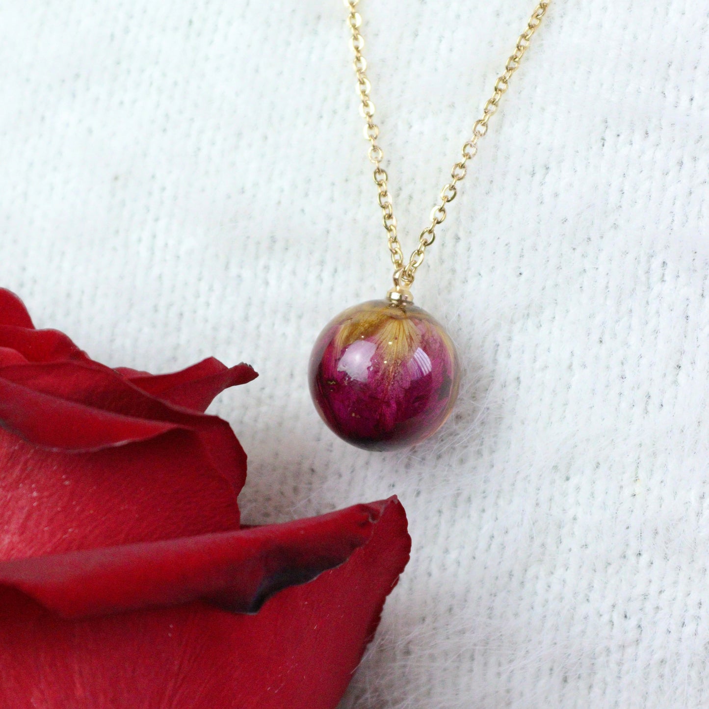 Collana sfera con bocciolo di Rosa rossa in acciaio inossidabile, collezione ATTRAVERSO