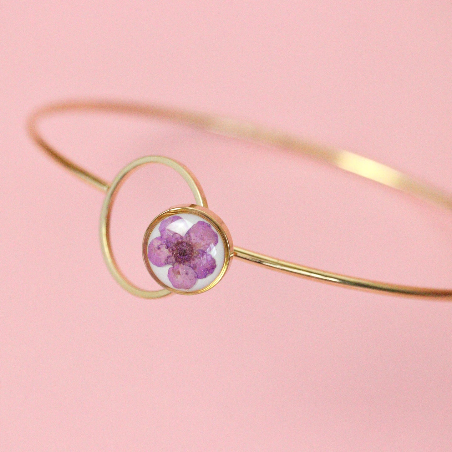 Bracciale ABBRACCIAMI in acciaio inox con resina e fiore selvatico viola