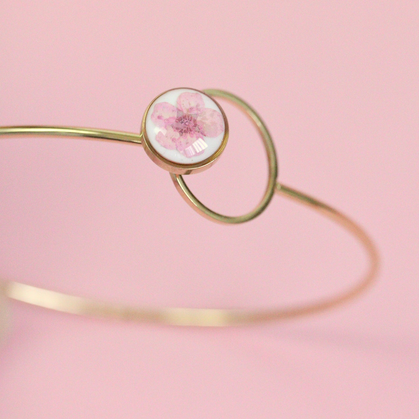 Bracciale ABBRACCIAMI in acciaio inox con resina e fiore selvatico rosa