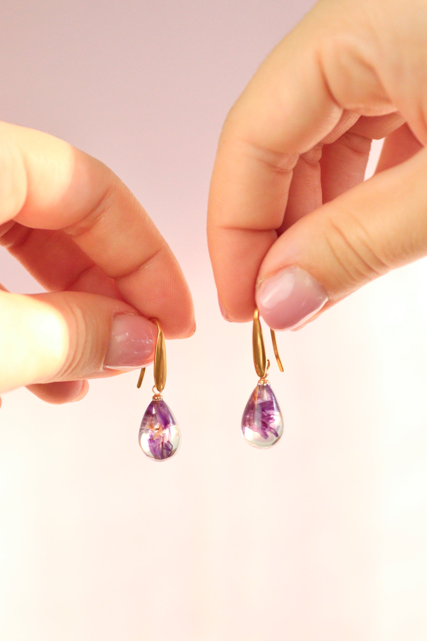 Paio di orecchini RUGIADA pendenti acciaio inox con Statice intersecato nella resina