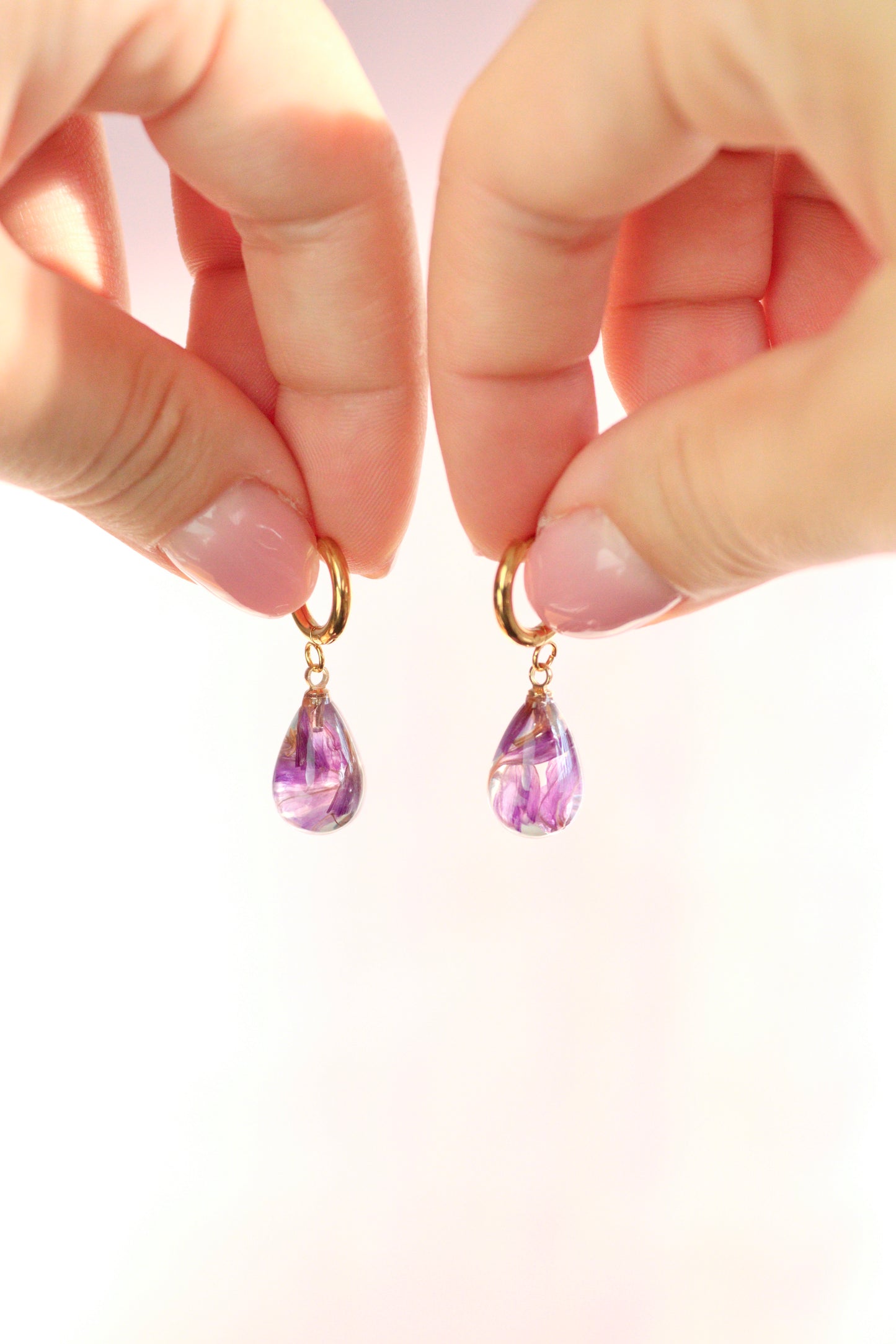 Paio di orecchini RUGIADA pendenti acciaio inox con Statice intersecato nella resina