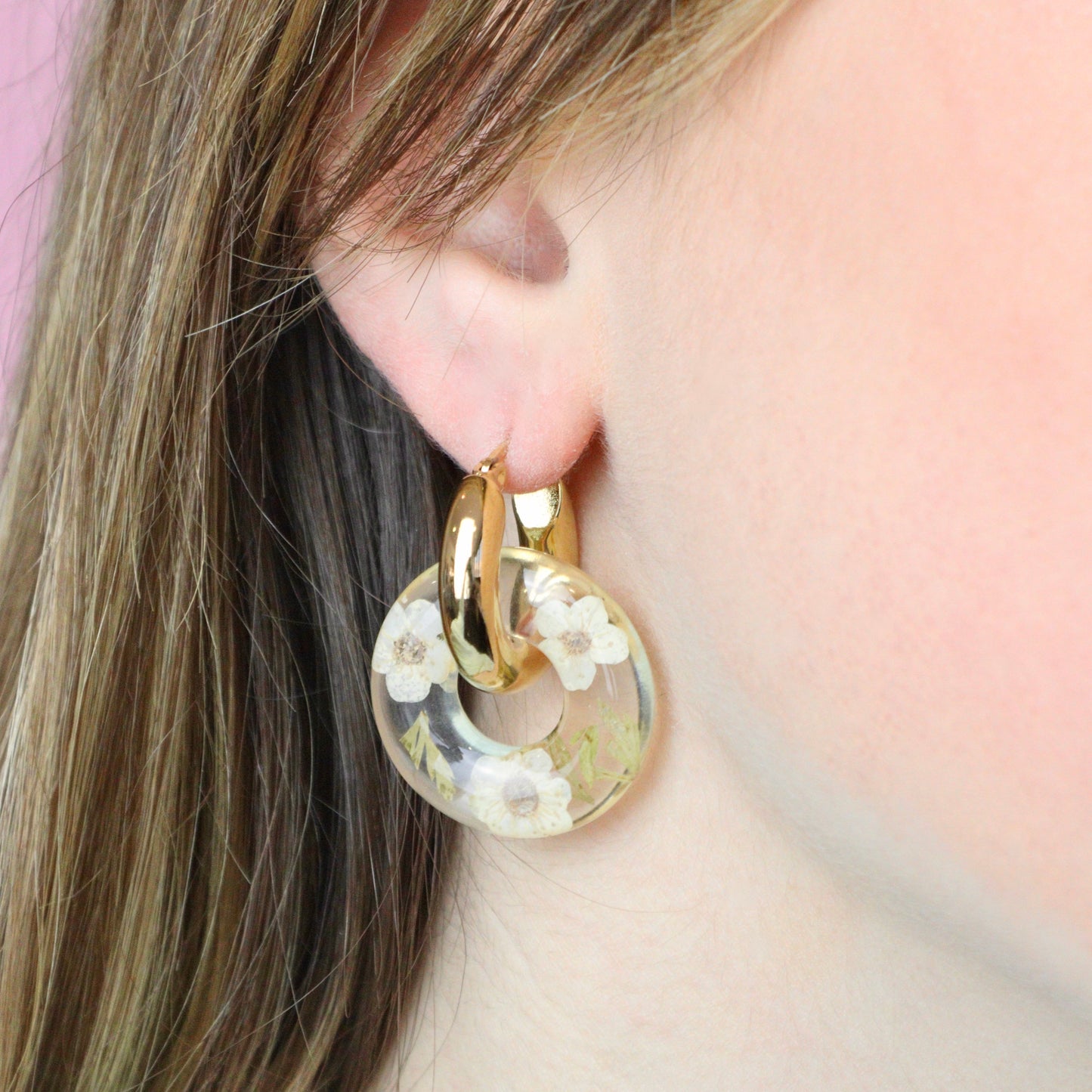 Paio di orecchini BLOOM in acciaio inossidabile e resina con Spirea