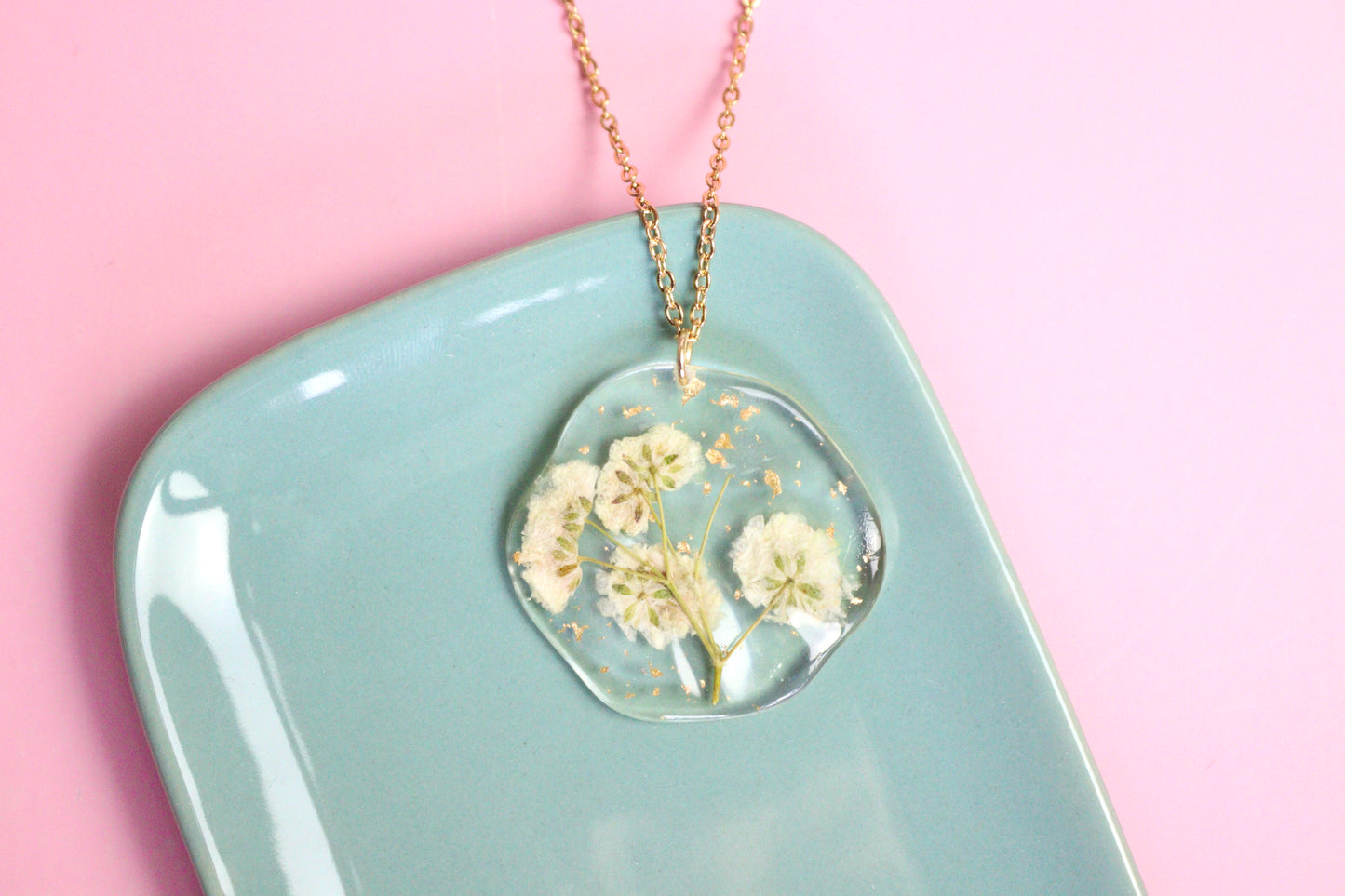 Collana in acciaio inossidabile e ciondolo ondulato in resina con Gypsophila