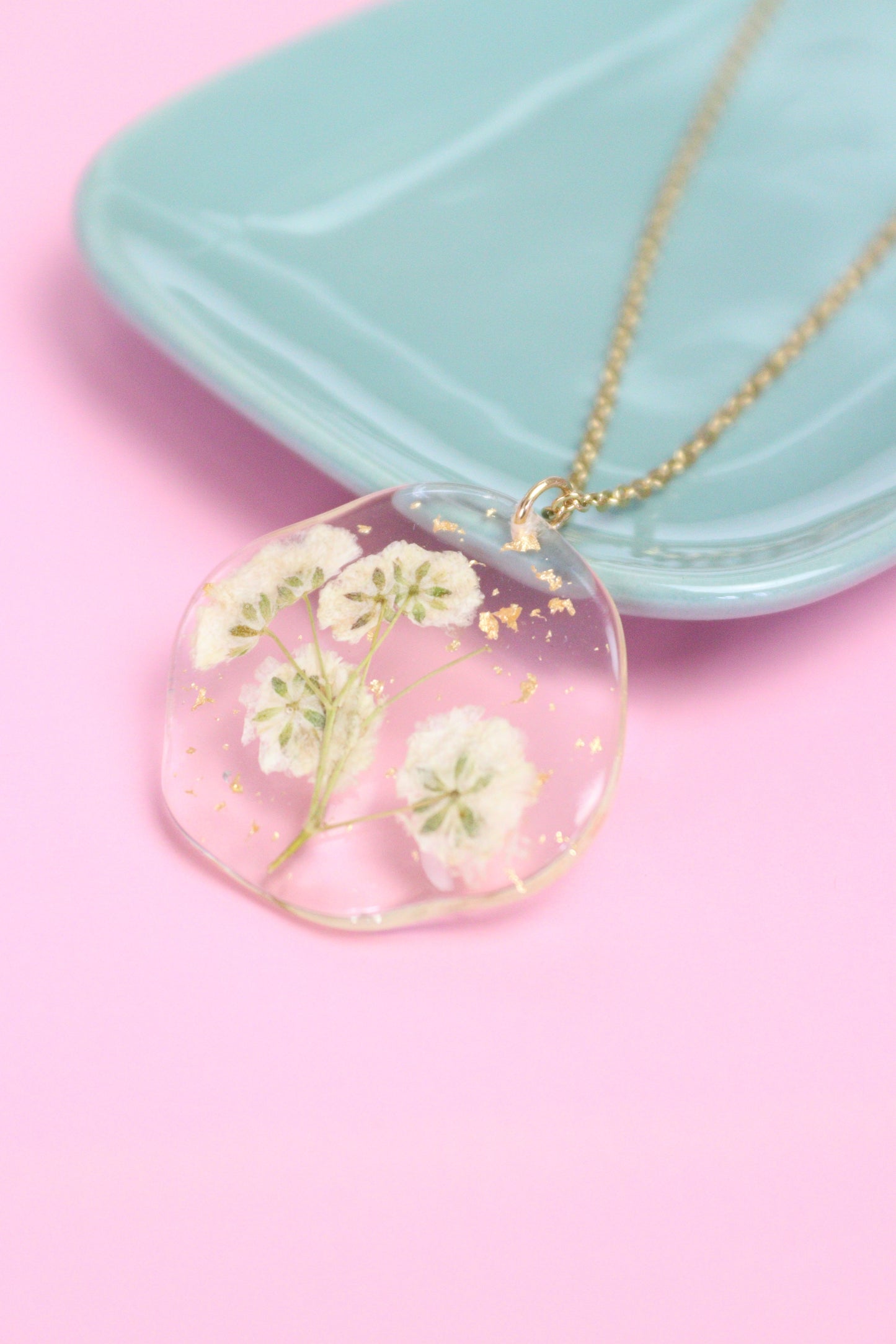 Collana in acciaio inossidabile e ciondolo ondulato in resina con Gypsophila