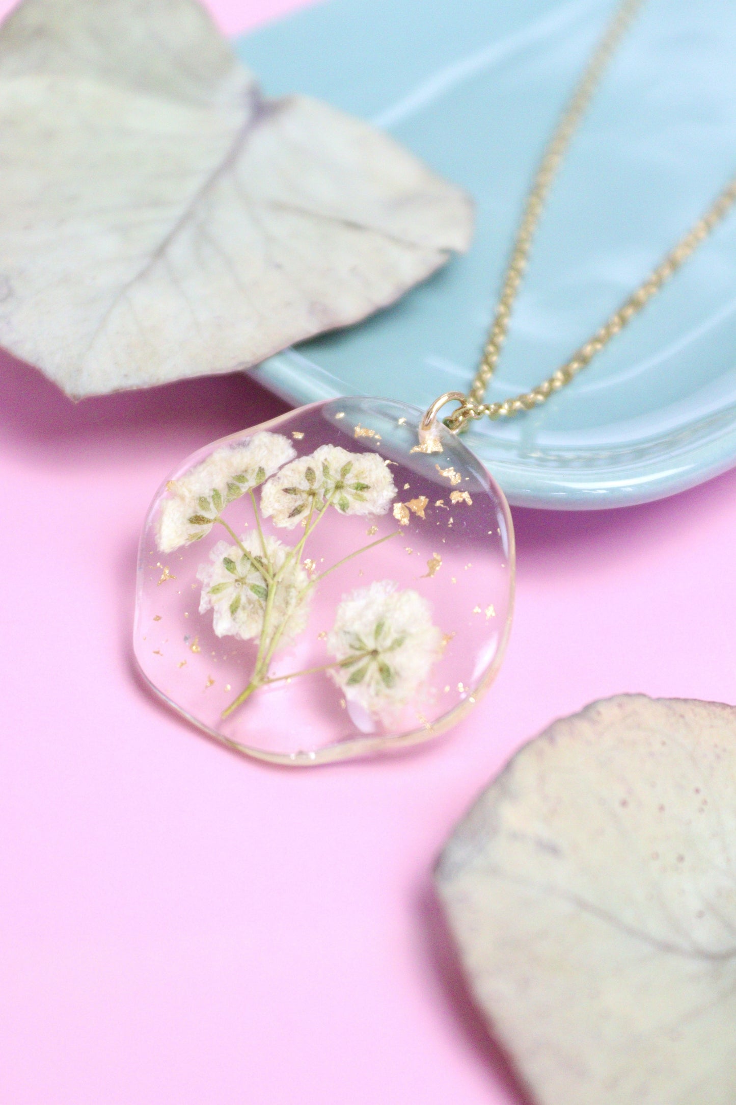 Collana in acciaio inossidabile e ciondolo ondulato in resina con Gypsophila