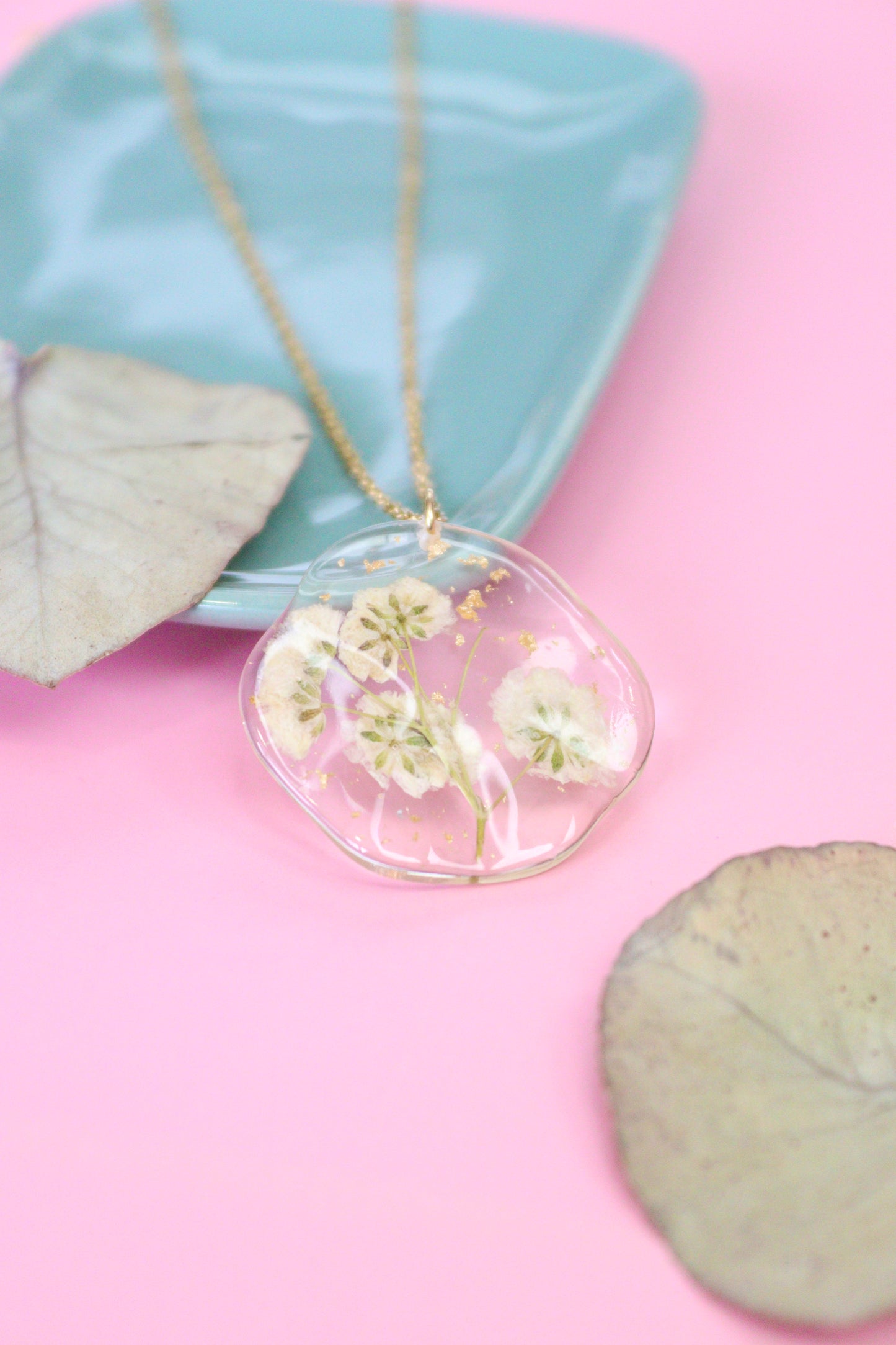 Collana in acciaio inossidabile e ciondolo ondulato in resina con Gypsophila