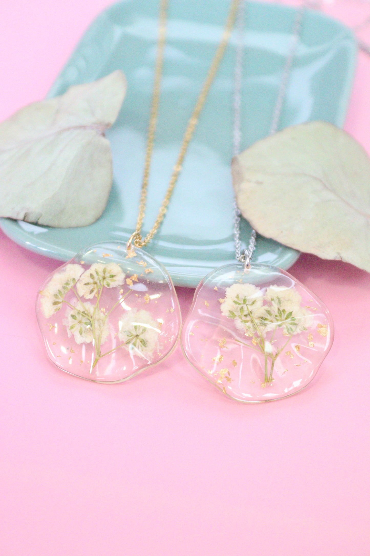 Collana in acciaio inossidabile e ciondolo ondulato in resina con Gypsophila