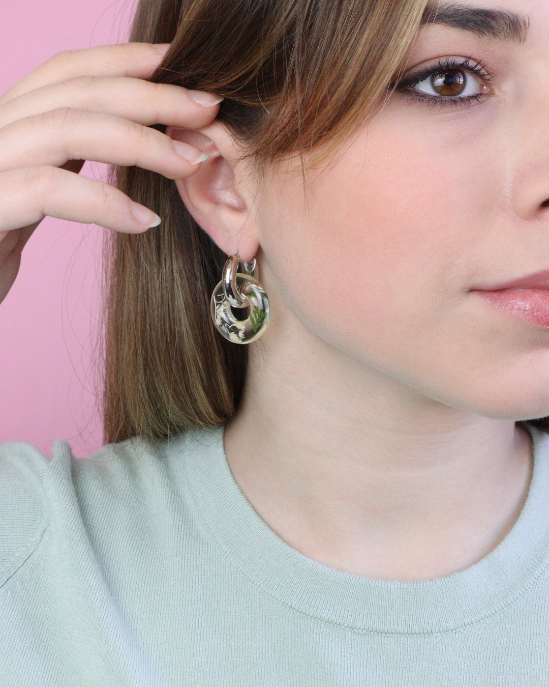 Paio di orecchini BLOOM in acciaio inossidabile e resina con fiori selvatici