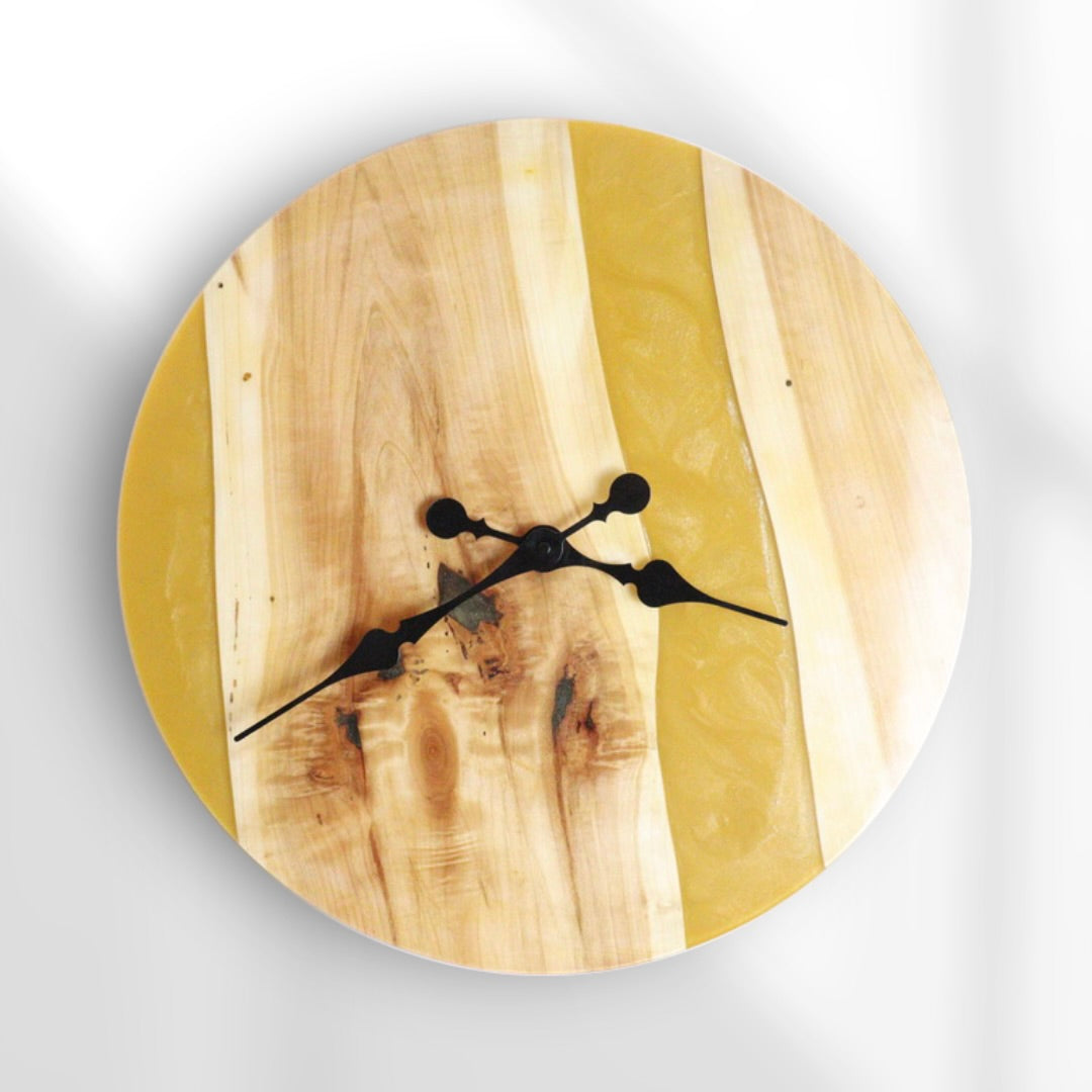 Orologio da parete in legno e resina ocra perlata Ø50cm – mushydesign