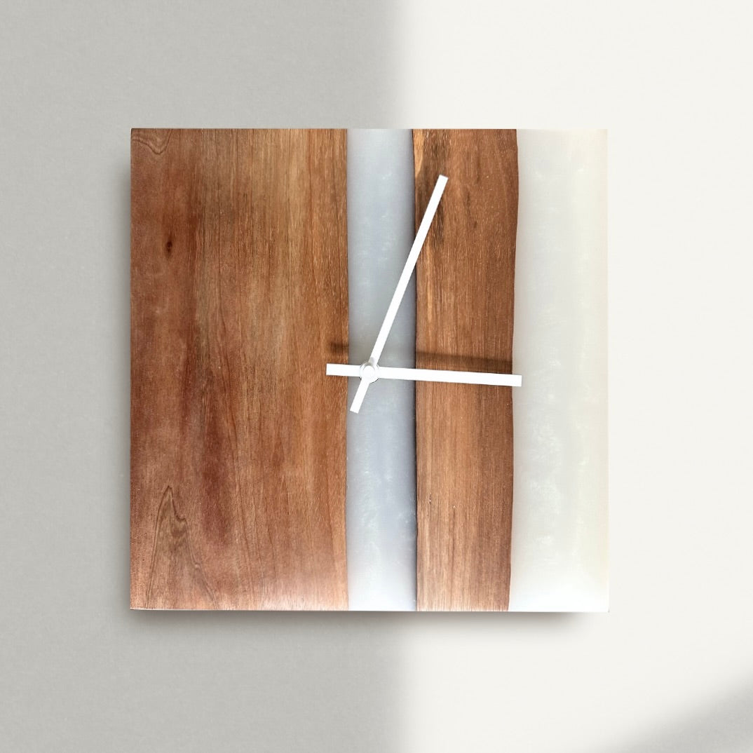 Orologio da parete quadrato in resina bianca e legno di Ciliegio
