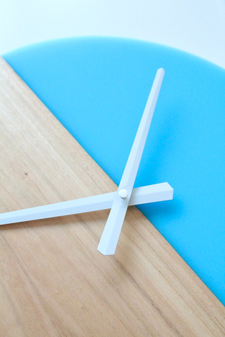 Orologio da parete in legno e resina celeste Ø36cm