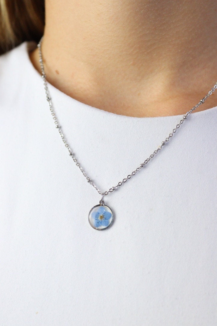 Collana in acciaio inox e ciondolo tondo in resina e Nontiscordardimé
