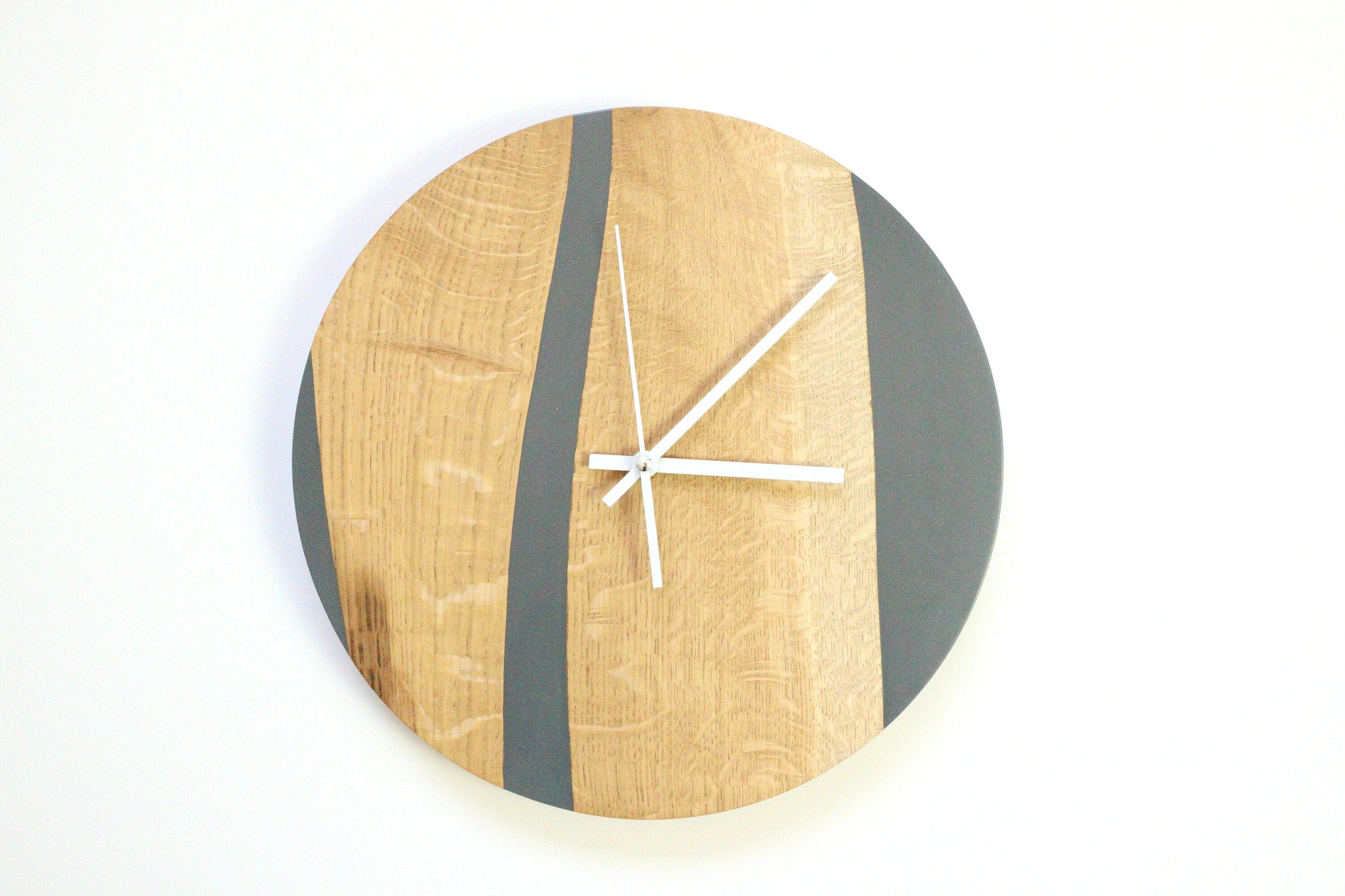 Orologio da parete Ø33 in resina grigia e legno di rovere, ingranaggio –  mushydesign